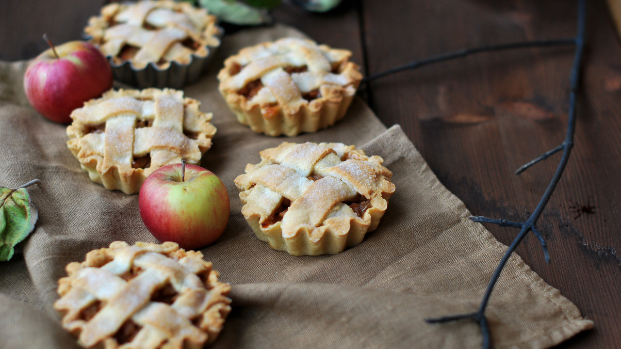 Manzana Roja Sobre Mesa de Madera Marrón. Wallpaper in 1280x720 Resolution