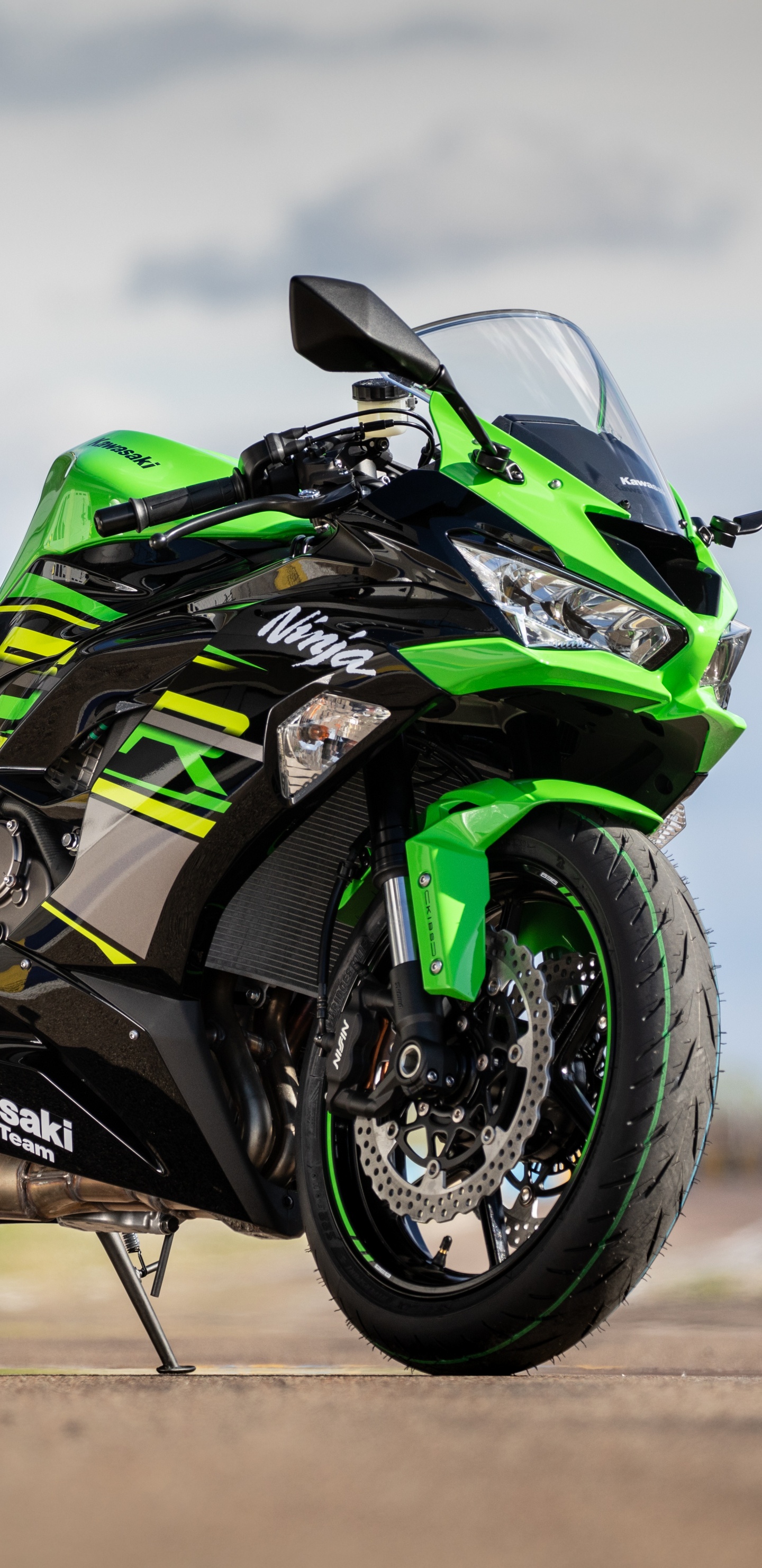 Green and Black Sports Bike. Wallpaper in 1440x2960 Resolution