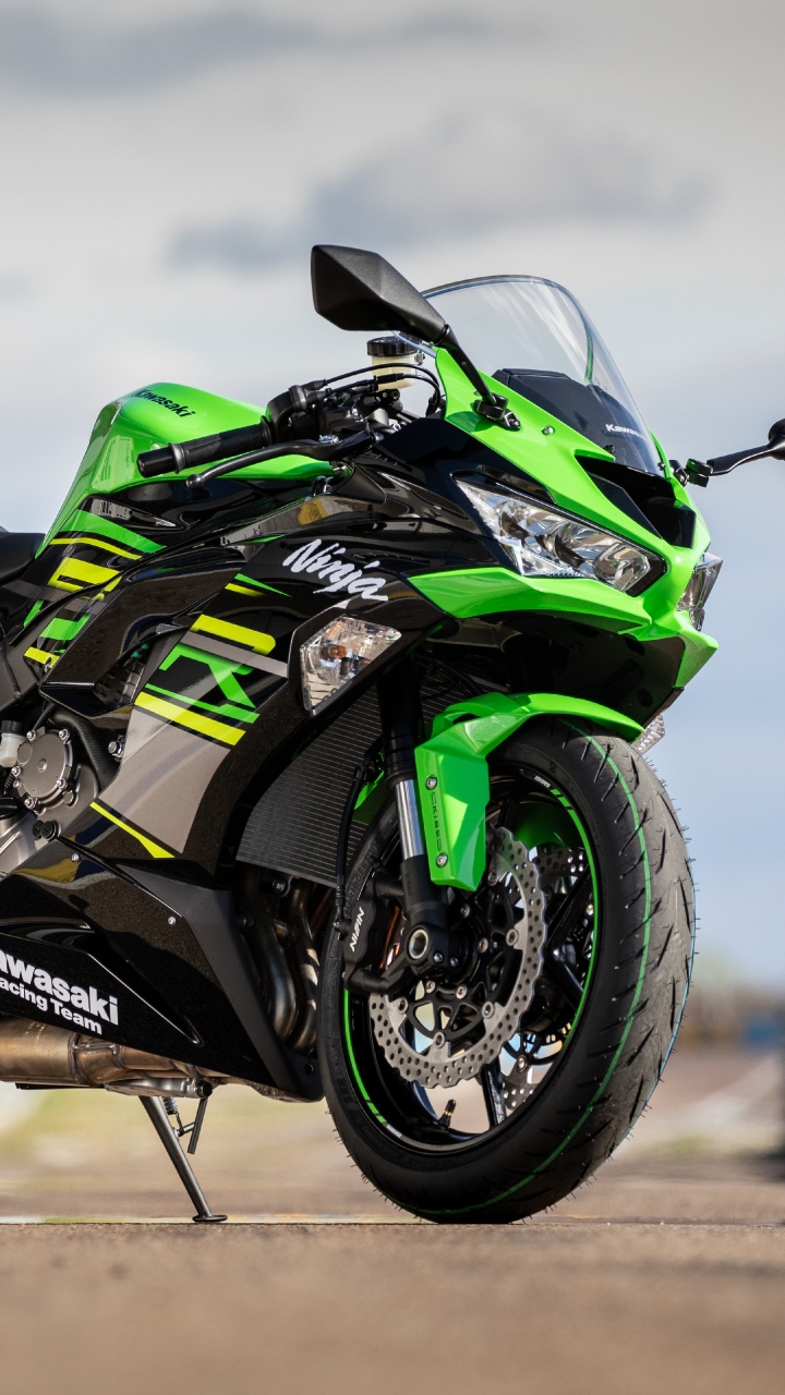 Green and Black Sports Bike. Wallpaper in 720x1280 Resolution