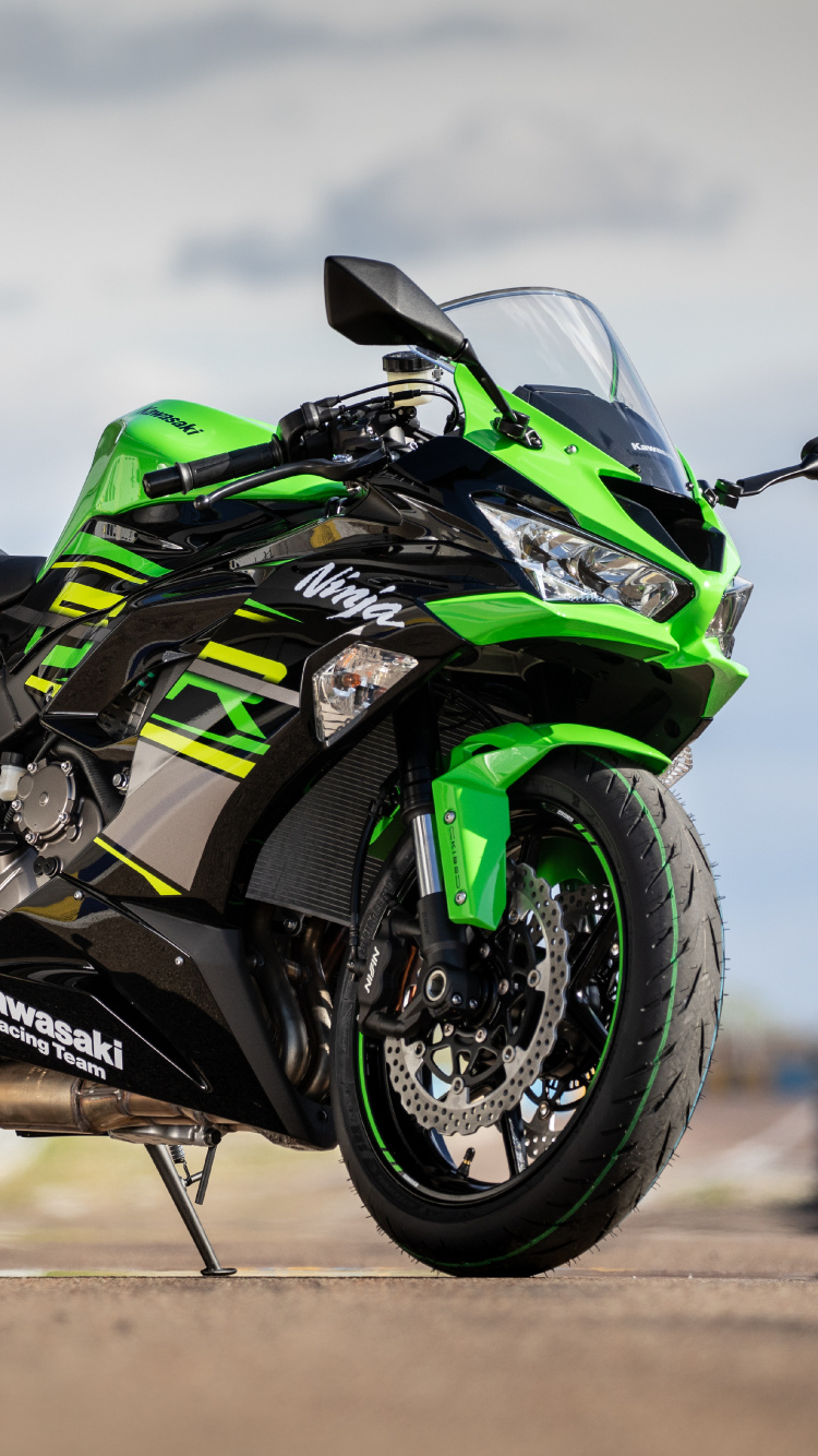 Green and Black Sports Bike. Wallpaper in 750x1334 Resolution