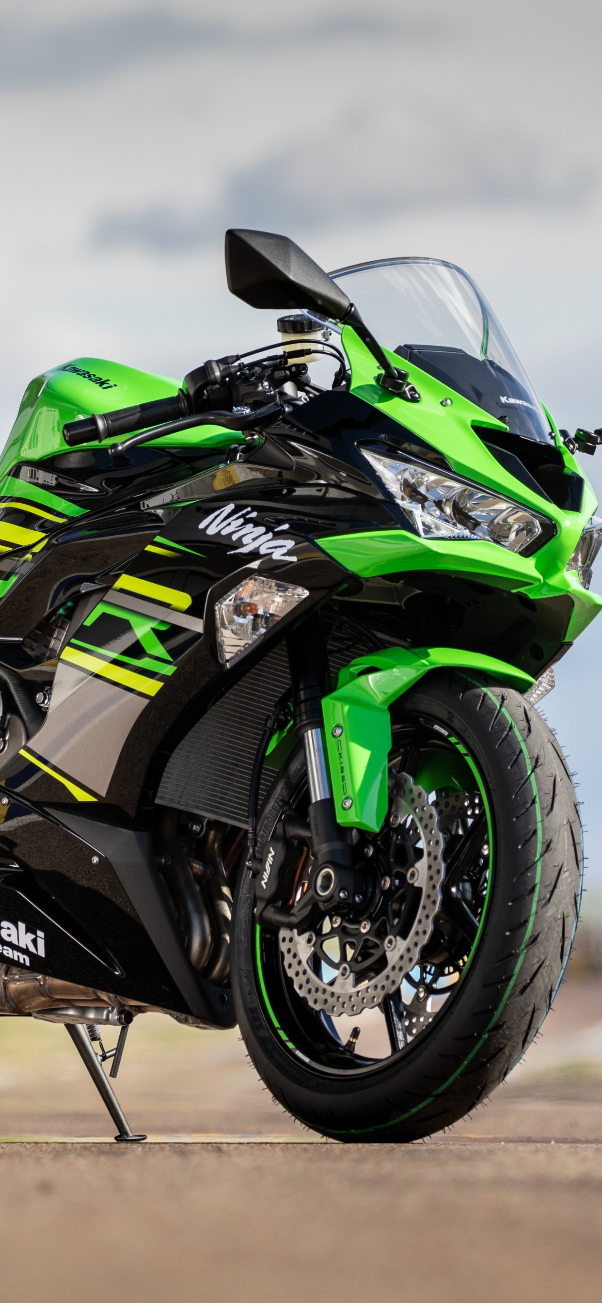 Vélo de Sport Vert et Noir. Wallpaper in 1242x2688 Resolution