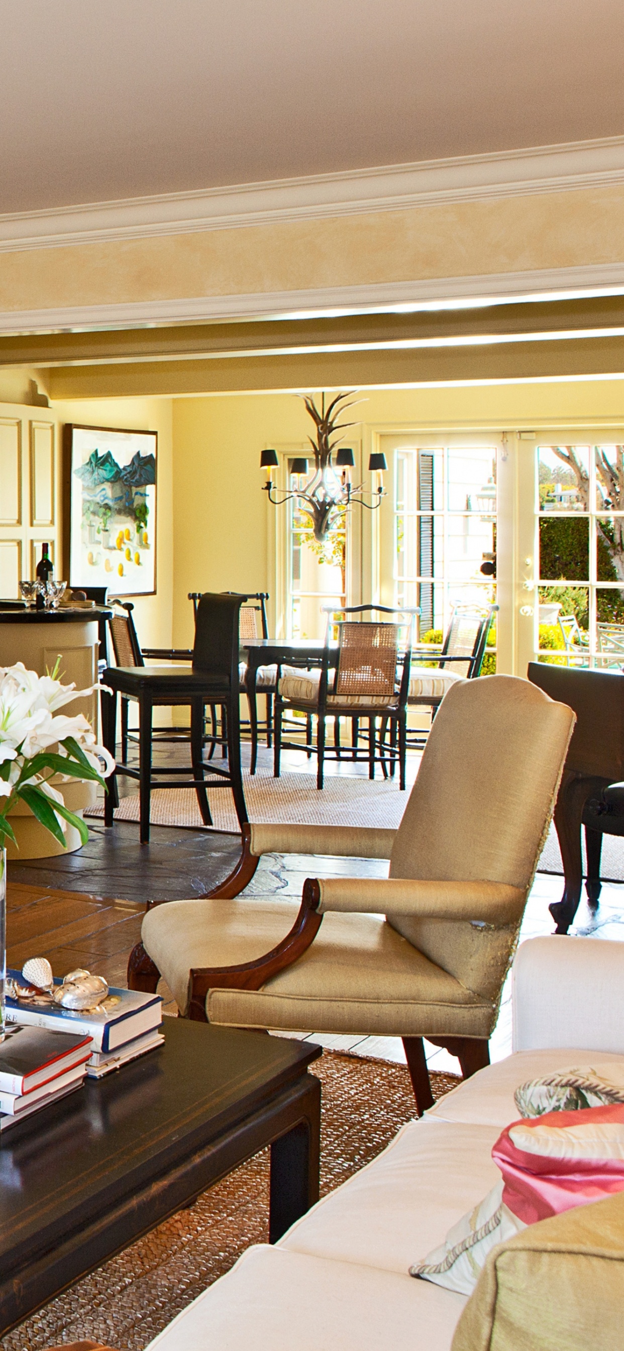 Weißer Und Brauner Kamin im Wohnzimmer. Wallpaper in 1242x2688 Resolution