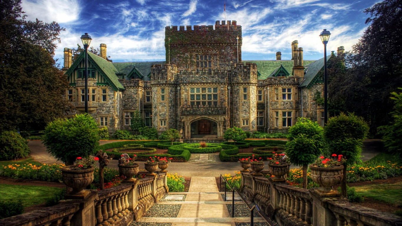Edificio de Ladrillo Marrón Bajo un Cielo Nublado Durante el Día. Wallpaper in 1366x768 Resolution