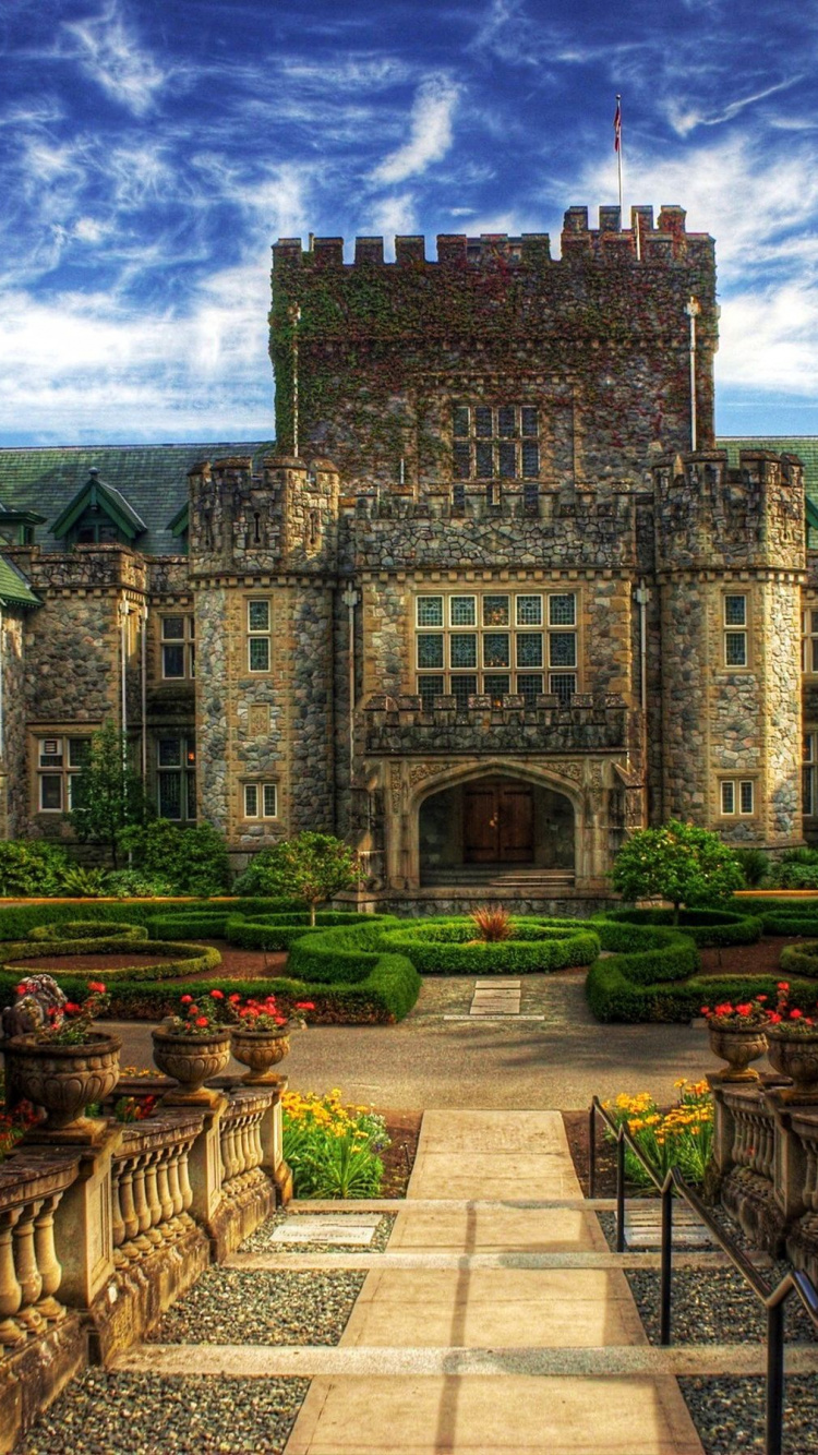Edificio de Ladrillo Marrón Bajo un Cielo Nublado Durante el Día. Wallpaper in 750x1334 Resolution