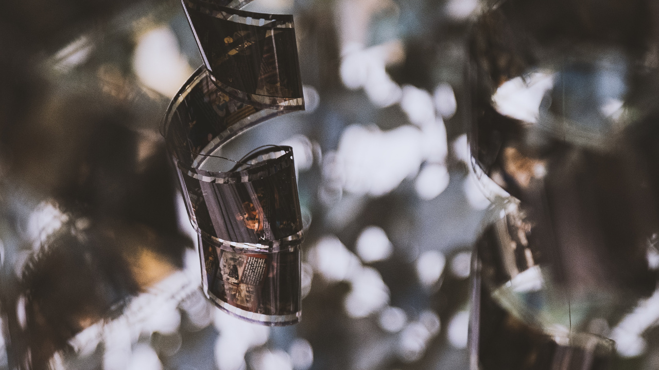 Silver Diamond Ring in Tilt Shift Lens. Wallpaper in 1280x720 Resolution