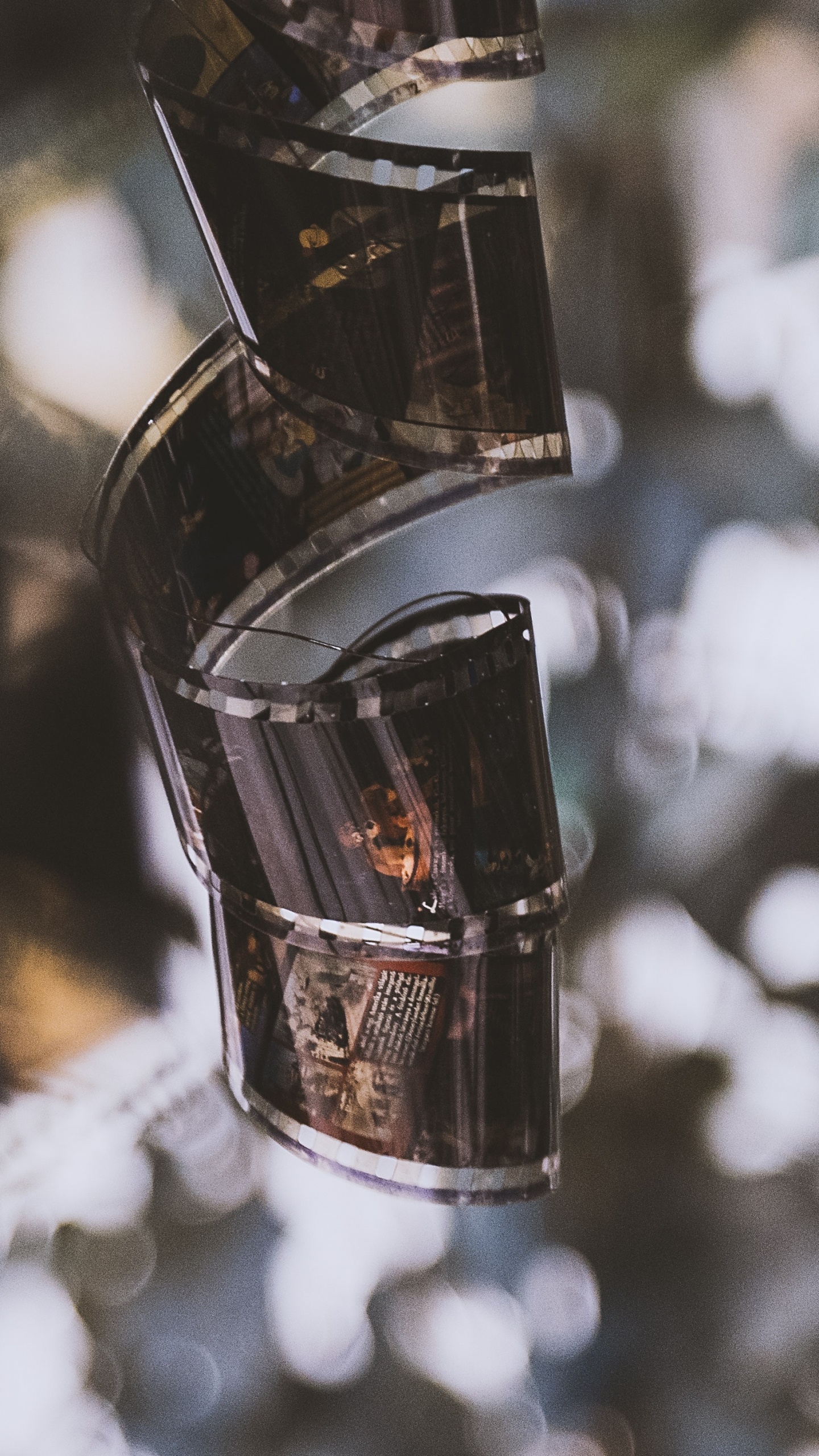 Silver Diamond Ring in Tilt Shift Lens. Wallpaper in 1440x2560 Resolution