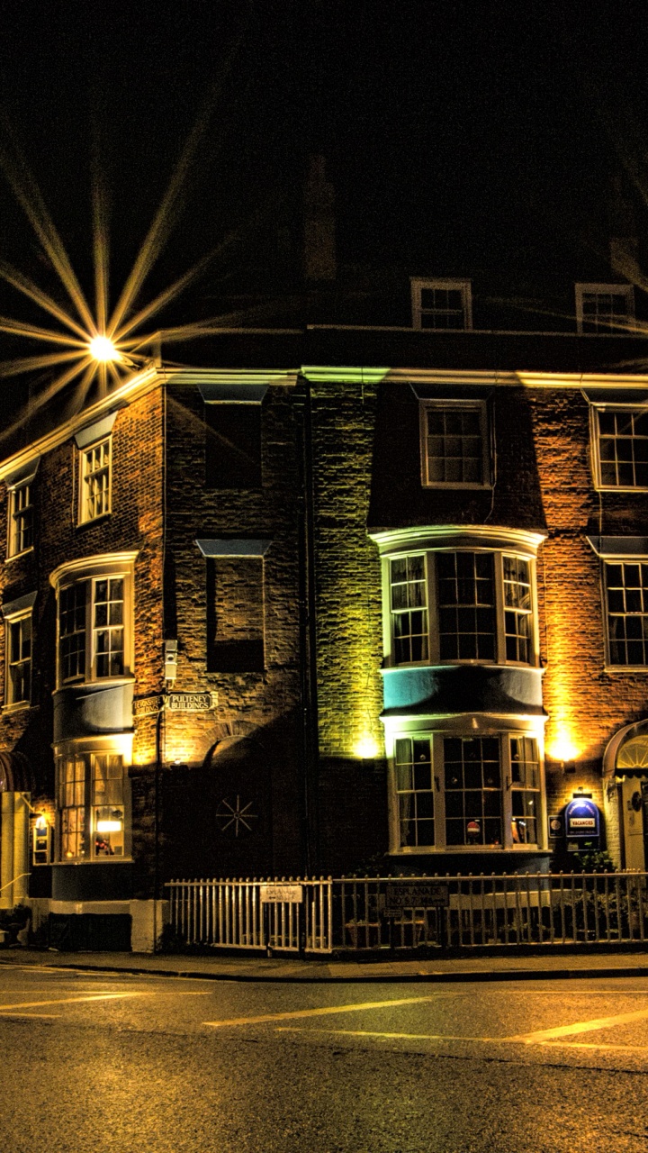 Edificio de Hormigón Marrón Durante la Noche. Wallpaper in 720x1280 Resolution