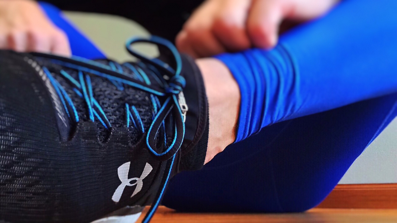 Person, Die Blaue Und Schwarze Nike-Sportschuhe Trägt. Wallpaper in 1280x720 Resolution