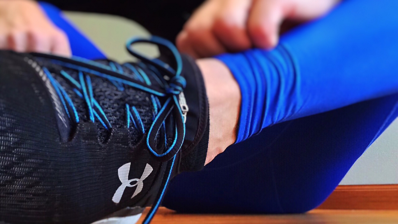 Personne Portant Des Chaussures de Sport Nike Bleu et Noir. Wallpaper in 1366x768 Resolution