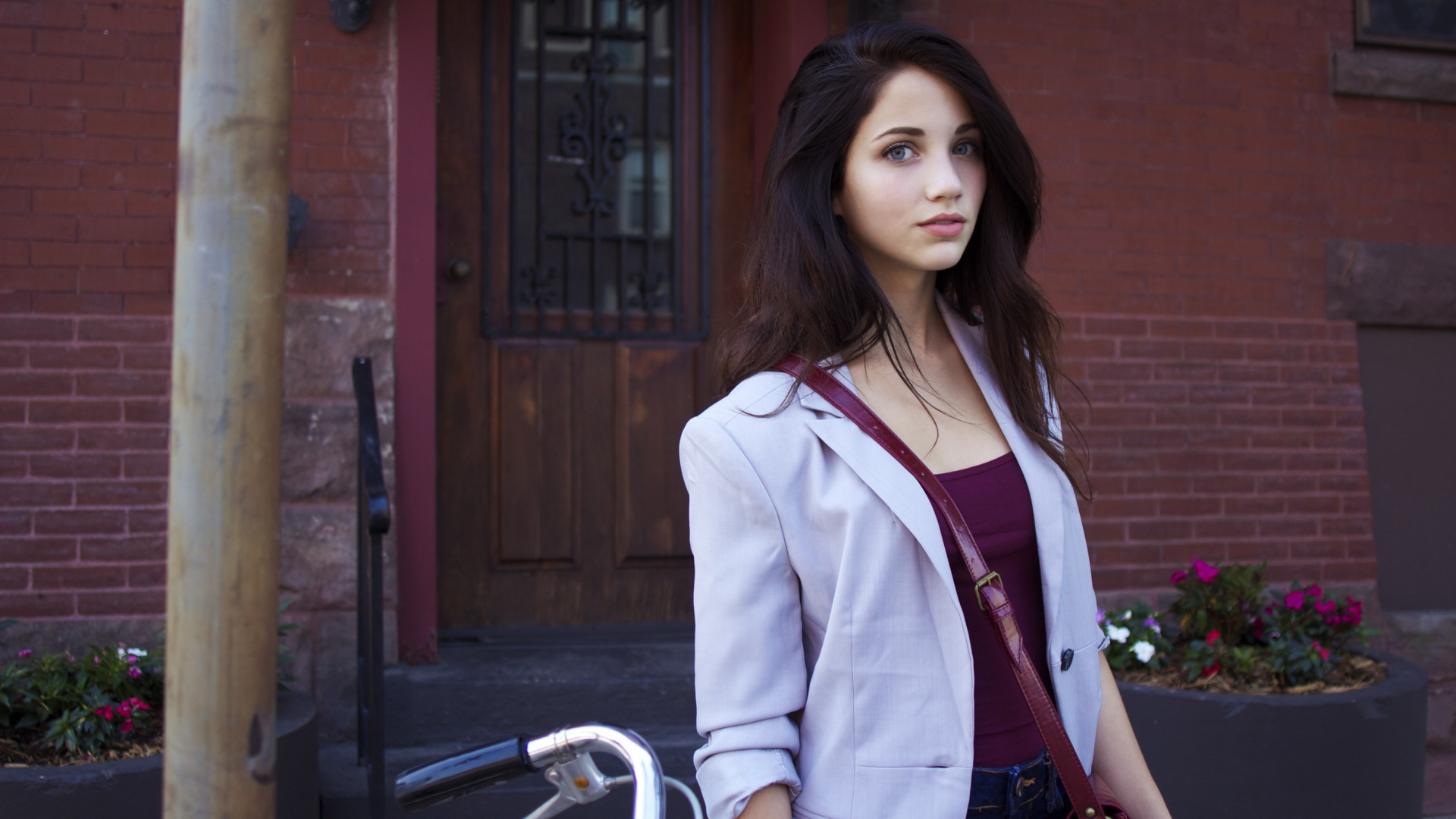 Emily Rudd, Camisa de Vestir, Cuello, Manga, Moda de la Calle. Wallpaper in 1920x1080 Resolution