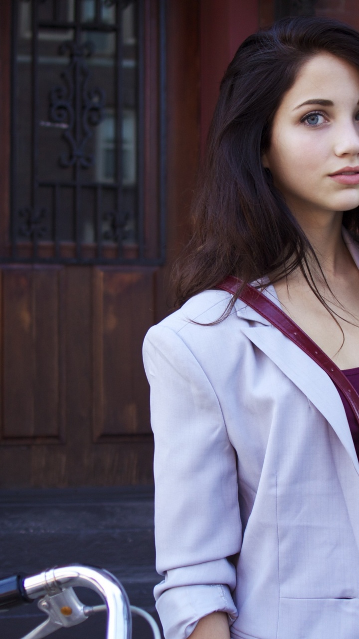 Emily Rudd, Camisa de Vestir, Cuello, Manga, Moda de la Calle. Wallpaper in 720x1280 Resolution