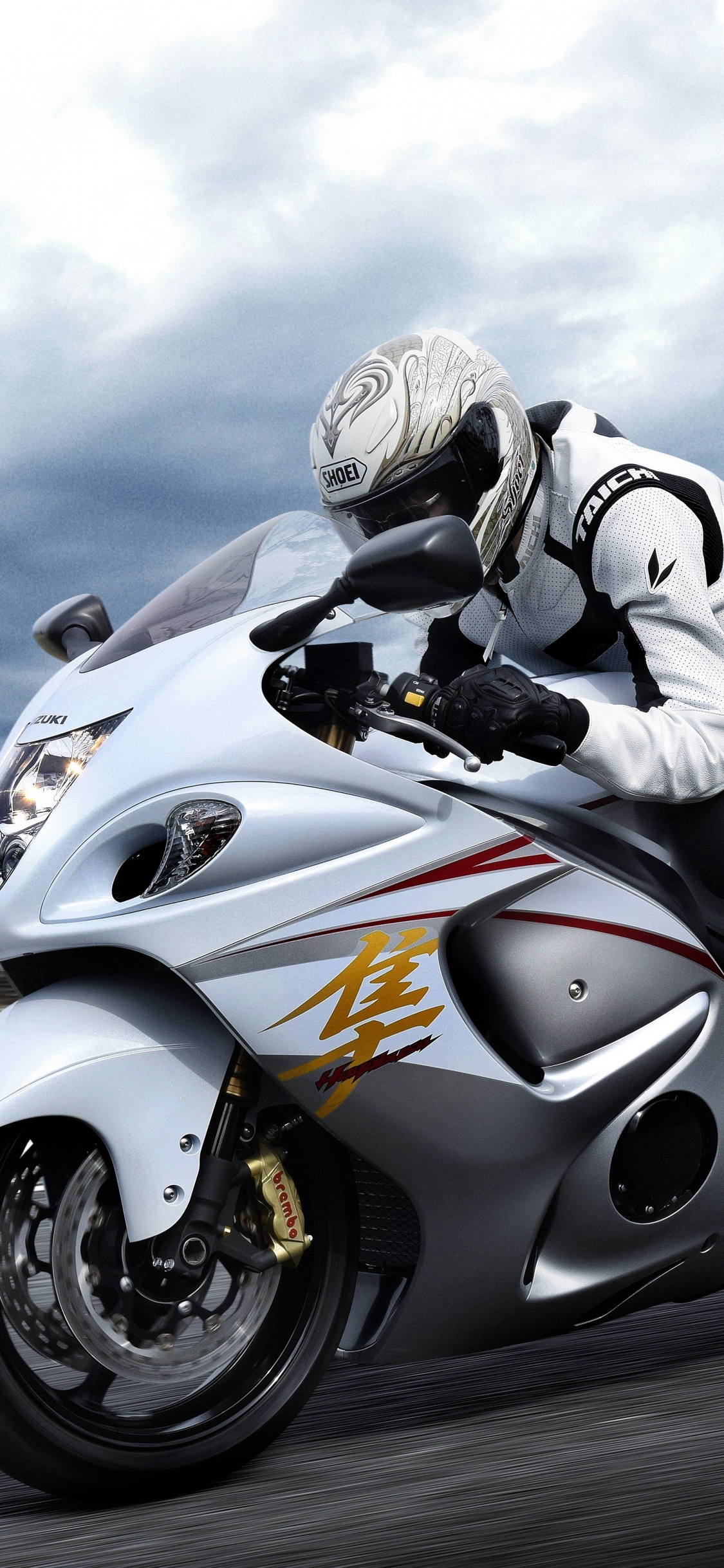 Man Riding White Sports Bike Sur Route Pendant la Journée. Wallpaper in 1125x2436 Resolution