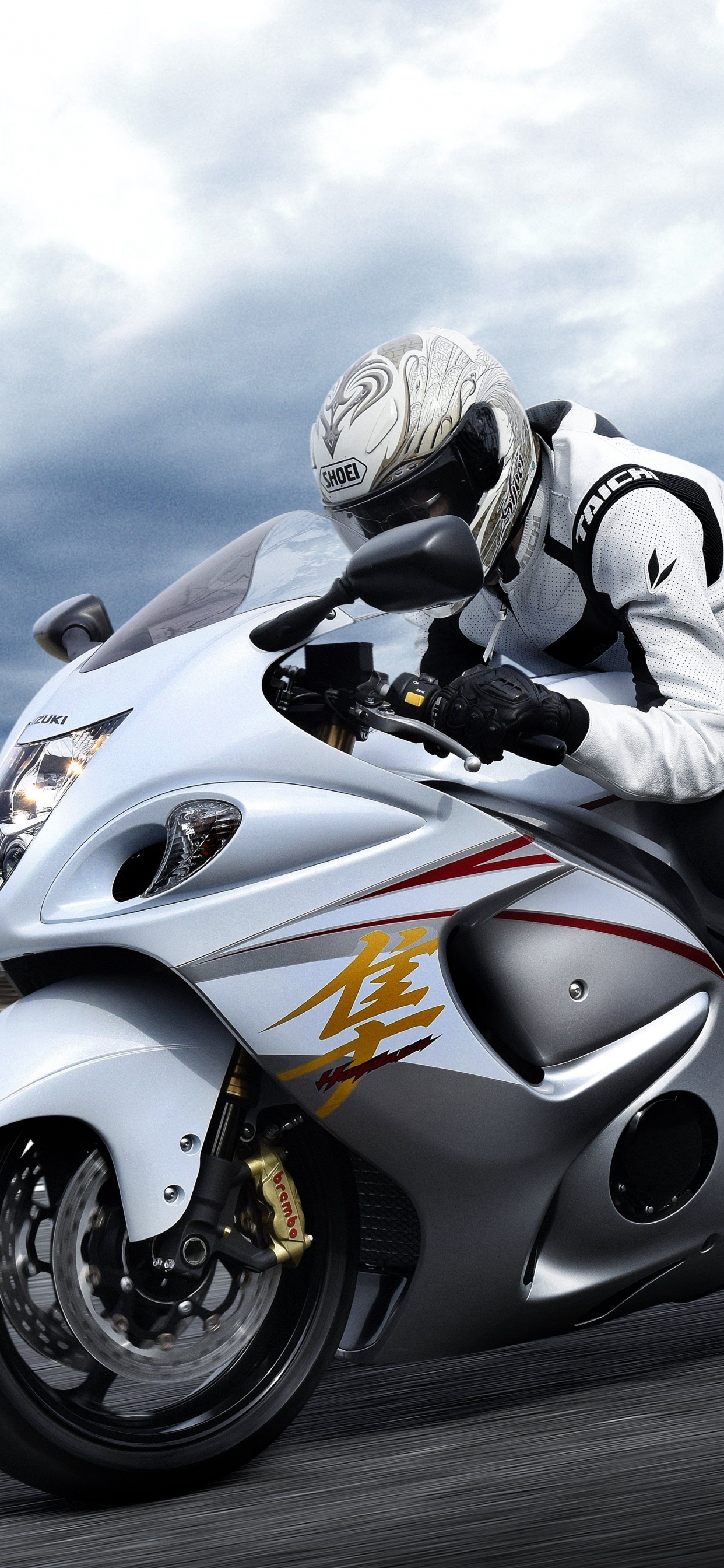 Man Riding White Sports Bike Sur Route Pendant la Journée. Wallpaper in 1242x2688 Resolution