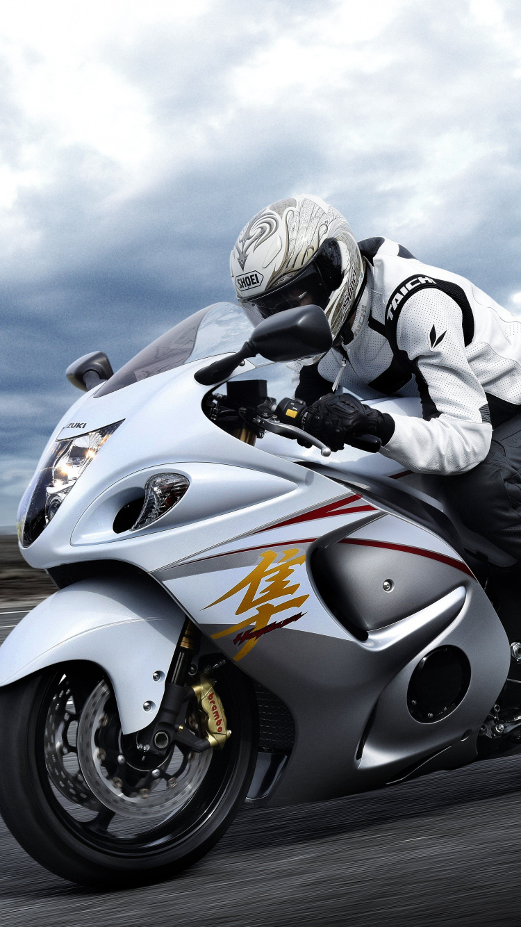 Man Riding White Sports Bike Sur Route Pendant la Journée. Wallpaper in 750x1334 Resolution
