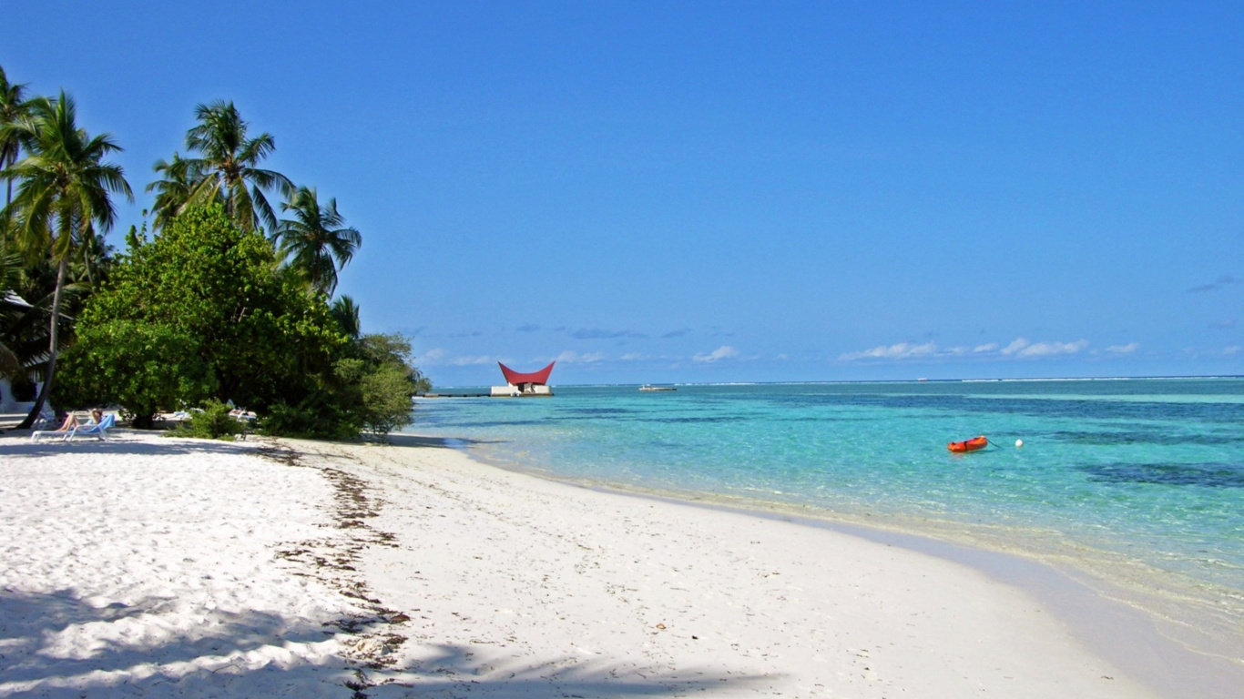 Barco Rojo en la Orilla Del Mar Durante el Día. Wallpaper in 1366x768 Resolution