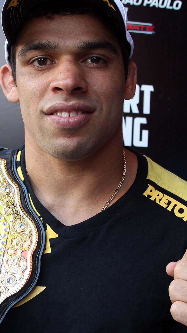 Man in Blue and Yellow Crew Neck Shirt. Wallpaper in 720x1280 Resolution