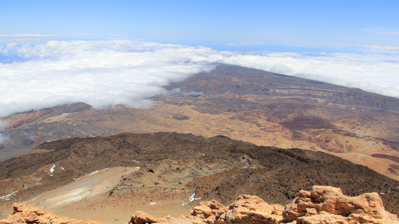 Montaña Rocosa Marrón Bajo un Cielo Azul Durante el Día. Wallpaper in 1366x768 Resolution
