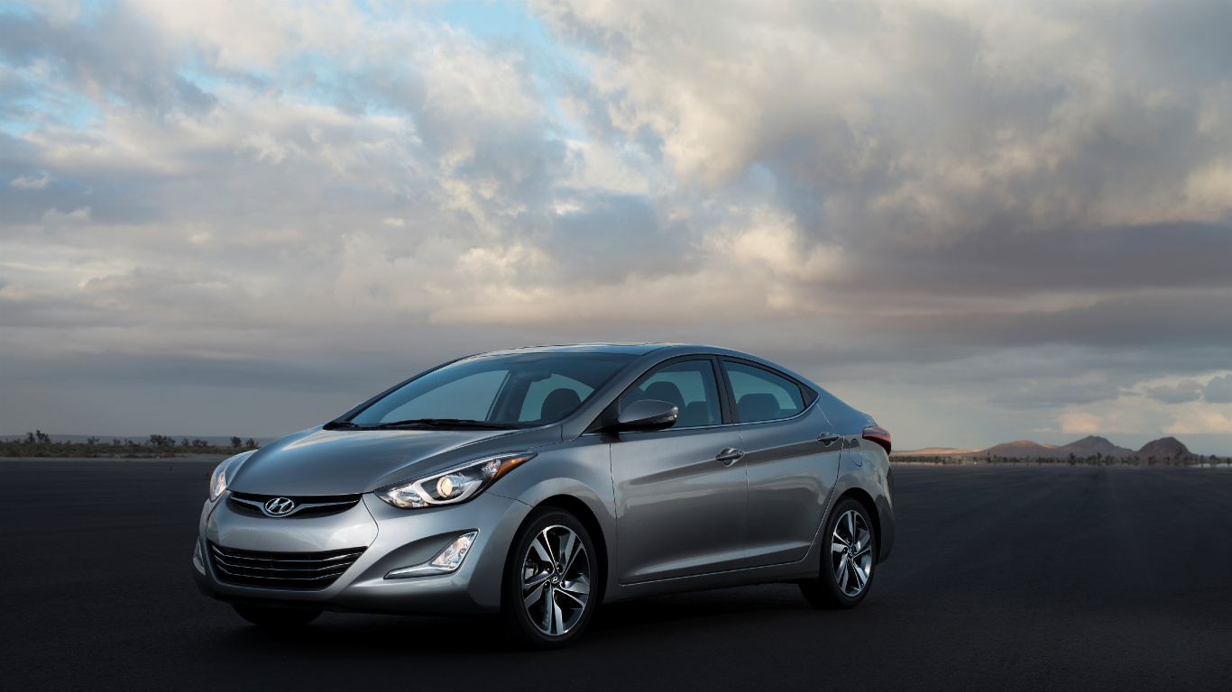 Silberne Mercedes-Benz C-Klasse Auf Grauer Asphaltstraße. Wallpaper in 1366x768 Resolution