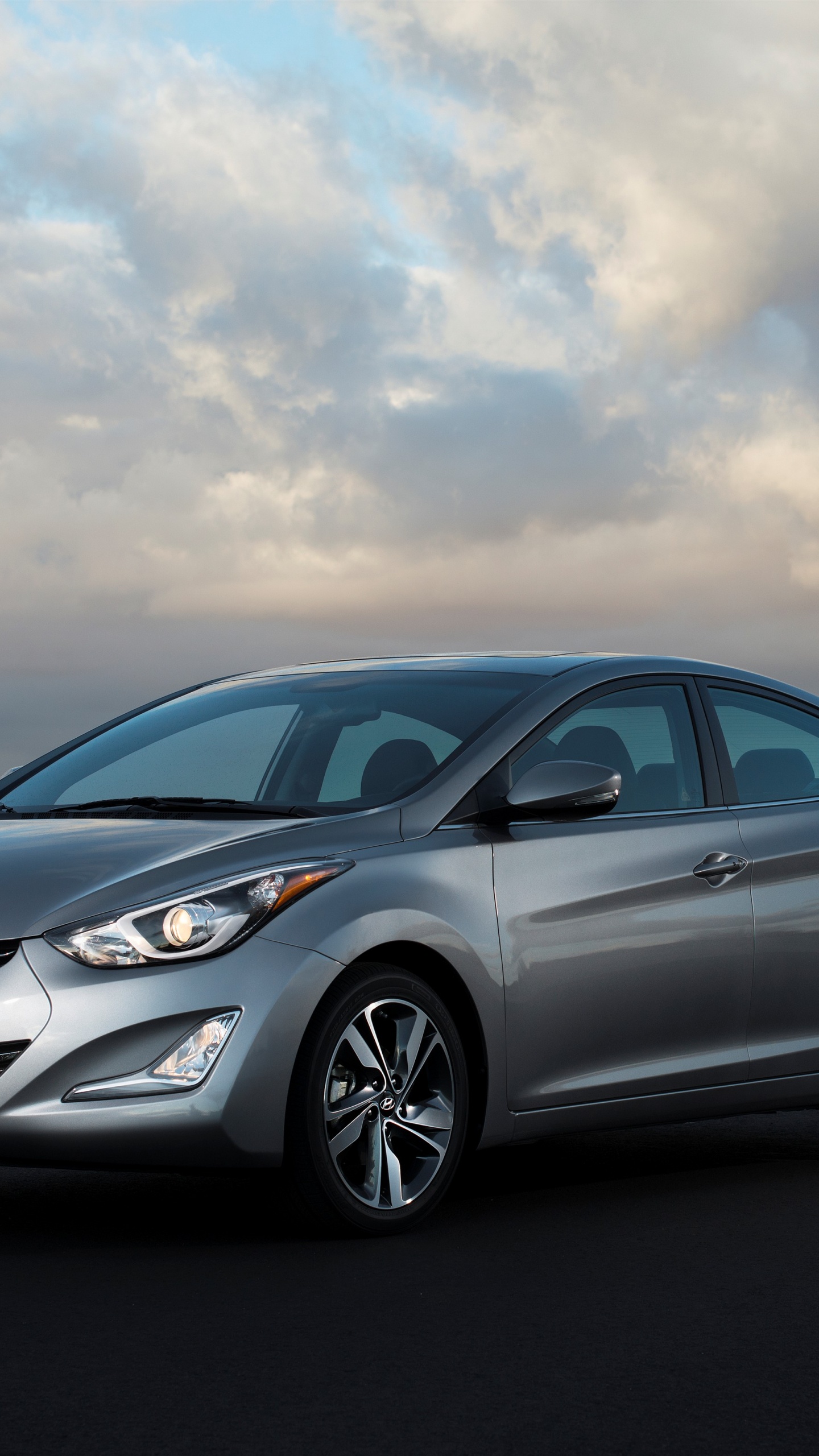 Argent Mercedes Benz c Classe Sur Route Goudronnée Gris. Wallpaper in 1440x2560 Resolution