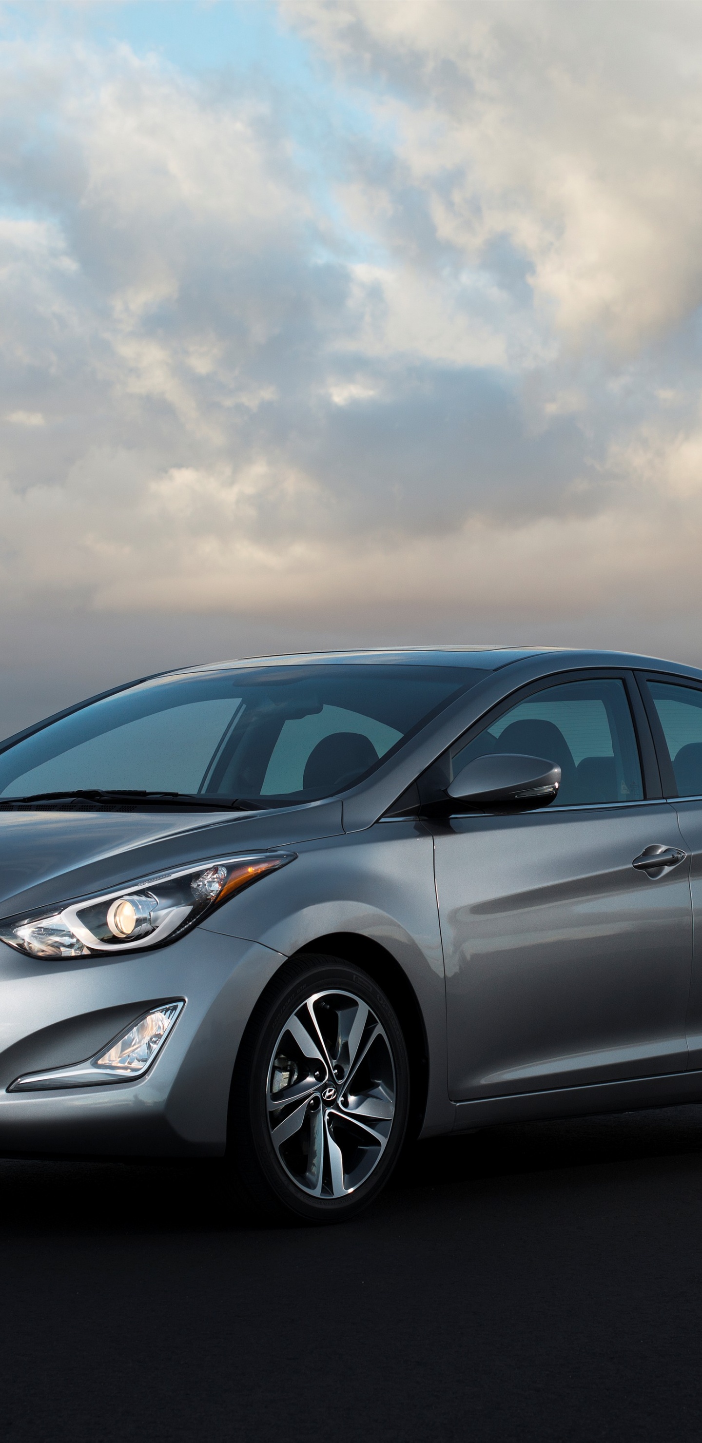 Argent Mercedes Benz c Classe Sur Route Goudronnée Gris. Wallpaper in 1440x2960 Resolution