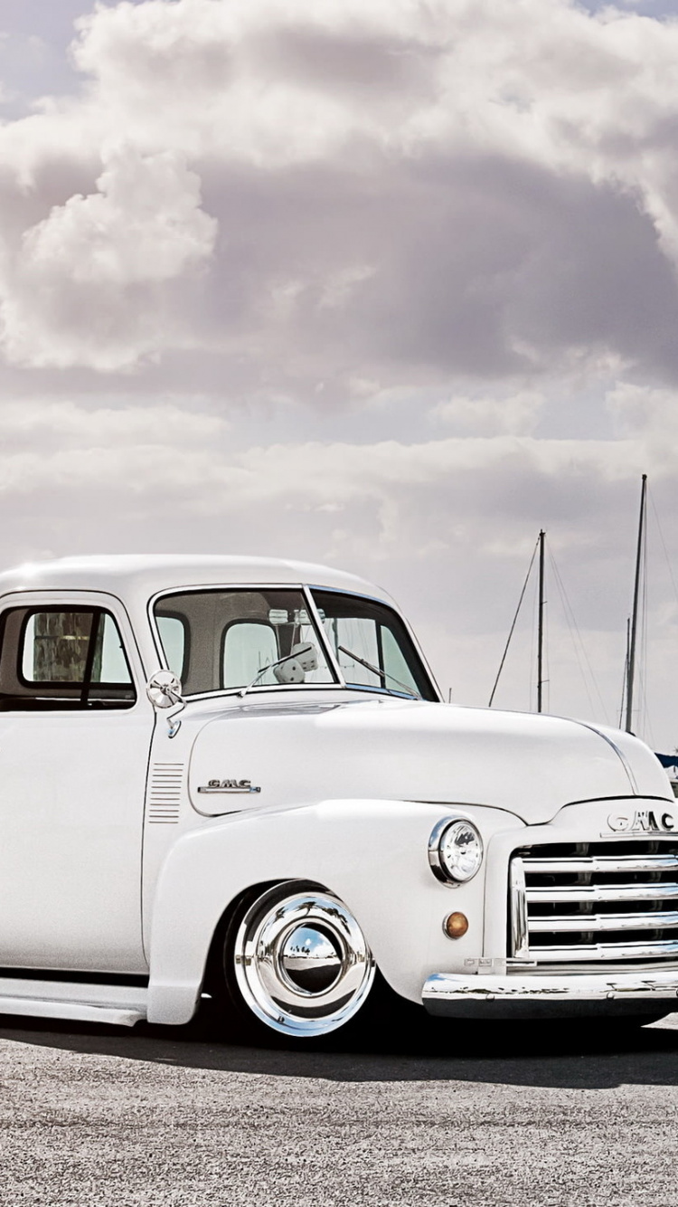 Weißer Oldtimer Auf Braunem Feld Unter Weißen Wolken Tagsüber Geparkt. Wallpaper in 750x1334 Resolution