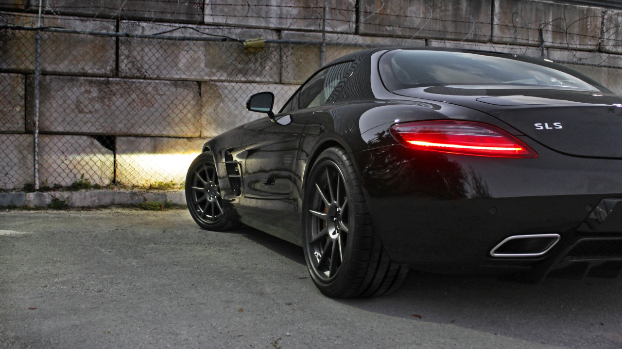 Ferrari 458 Italia Negro y Rojo Estacionado Junto a la Valla de Metal Gris. Wallpaper in 1280x720 Resolution