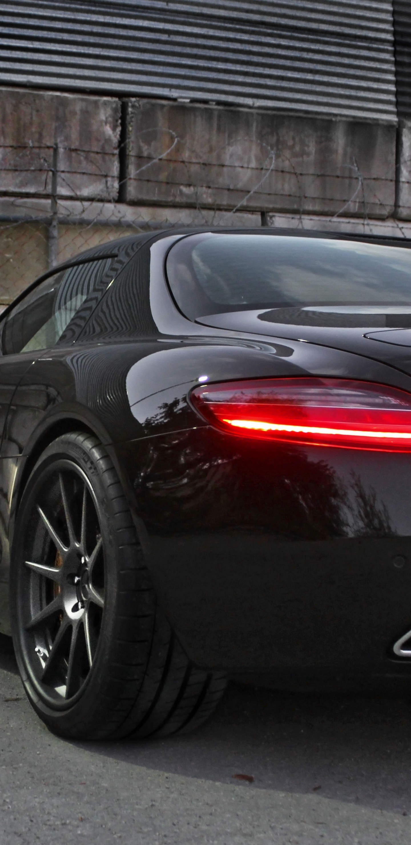 Ferrari 458 Italia Noir et Rouge Garé à Côté D'une Clôture en Métal Gris. Wallpaper in 1440x2960 Resolution