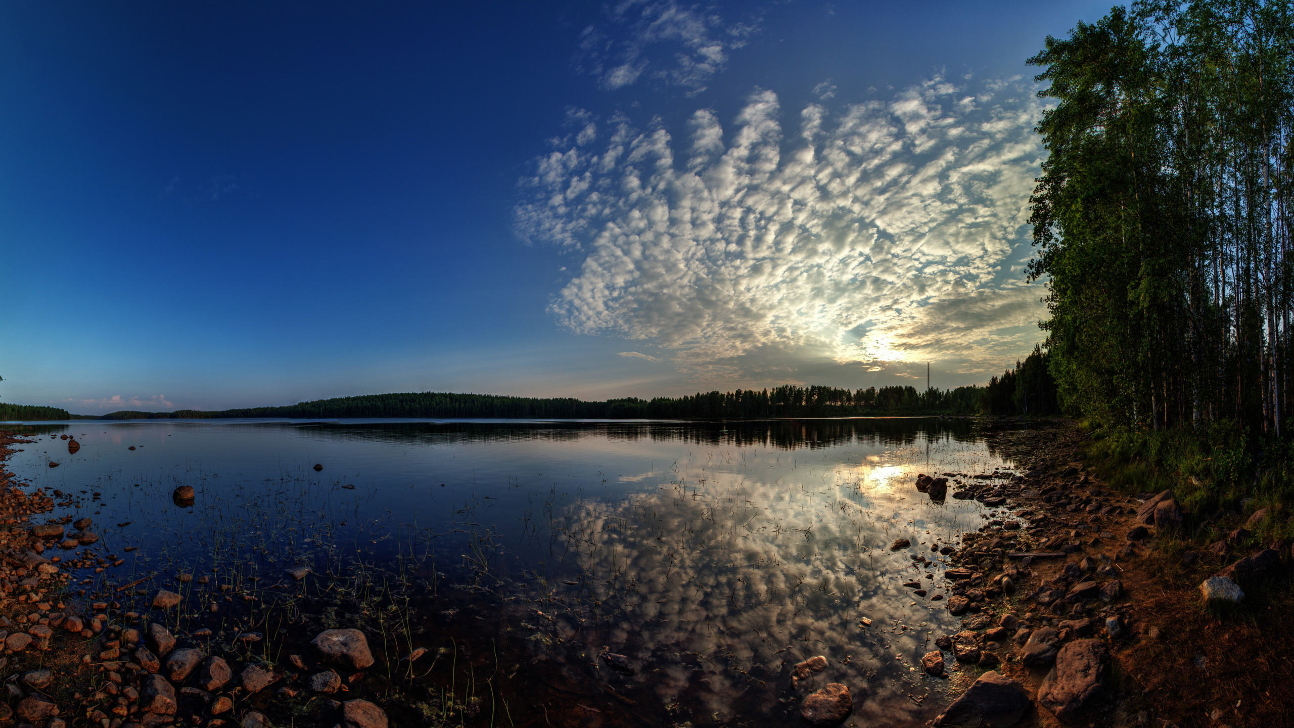 Plan D'eau Sous Ciel Bleu et Nuages Blancs Pendant la Journée. Wallpaper in 2560x1440 Resolution