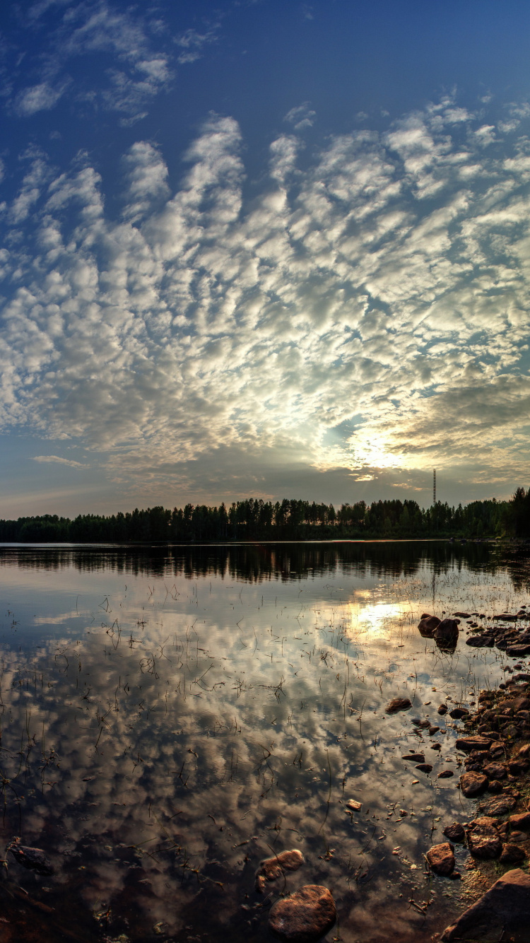 Plan D'eau Sous Ciel Bleu et Nuages Blancs Pendant la Journée. Wallpaper in 750x1334 Resolution