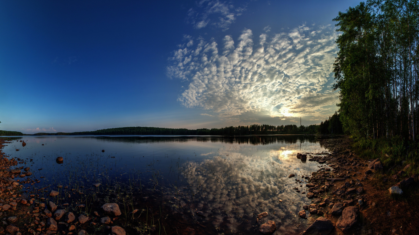 Cuerpo de Agua Bajo un Cielo Azul y Nubes Blancas Durante el Día.. Wallpaper in 1366x768 Resolution