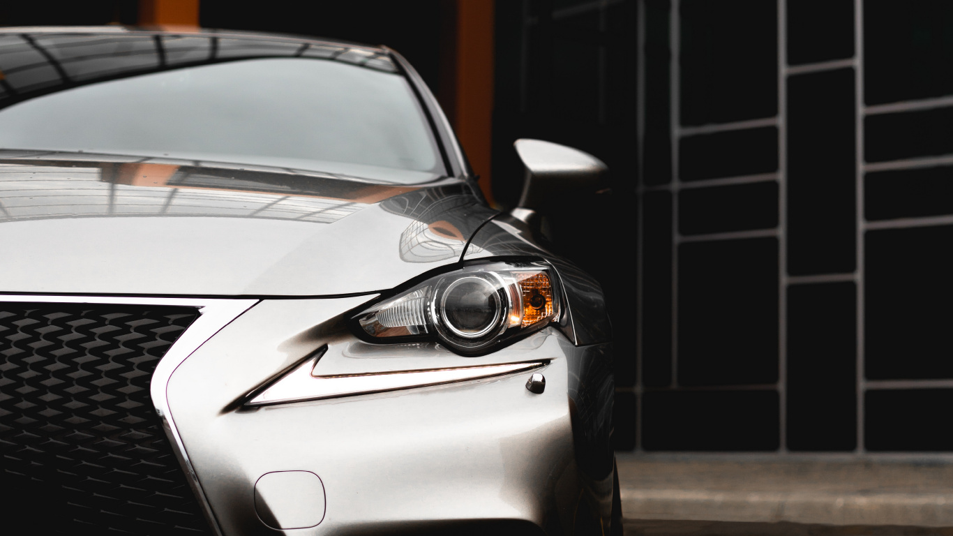 Silver Mercedes Benz Coupé Garé Sur Route Pendant la Journée. Wallpaper in 1366x768 Resolution