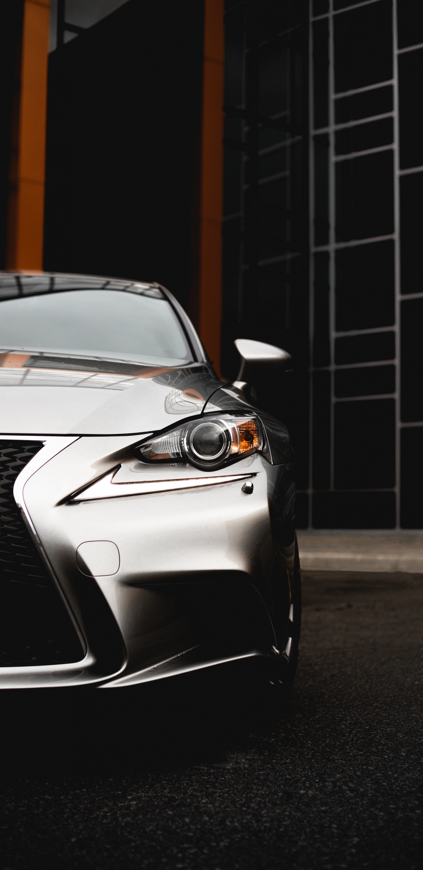 Silver Mercedes Benz Coupé Garé Sur Route Pendant la Journée. Wallpaper in 1440x2960 Resolution