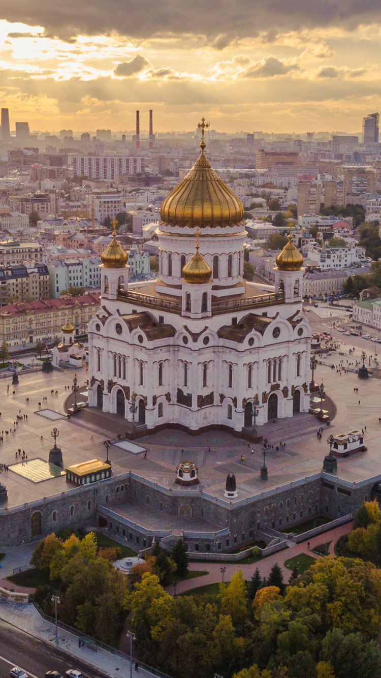 Weiß-goldenes Kuppelgebäude. Wallpaper in 750x1334 Resolution