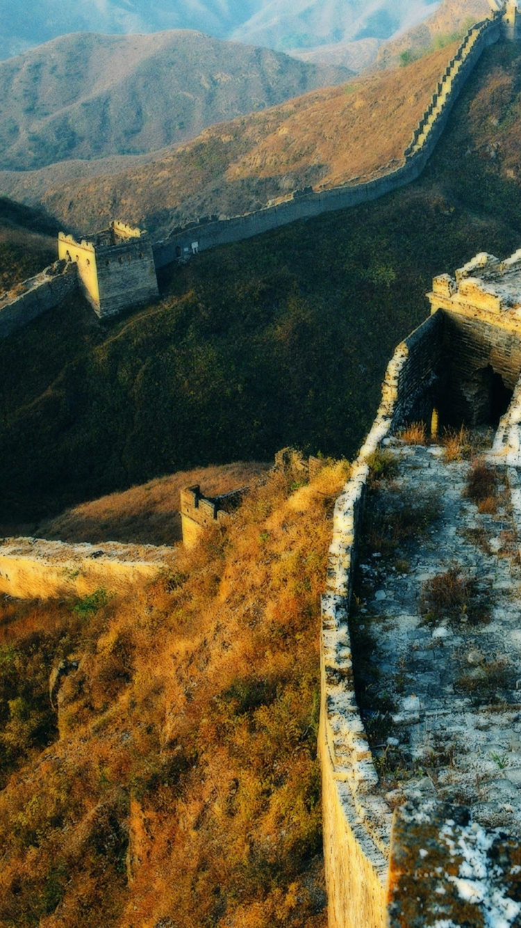 Luftaufnahme Des Braunen Betongebäudes Auf Dem Berg Tagsüber. Wallpaper in 750x1334 Resolution