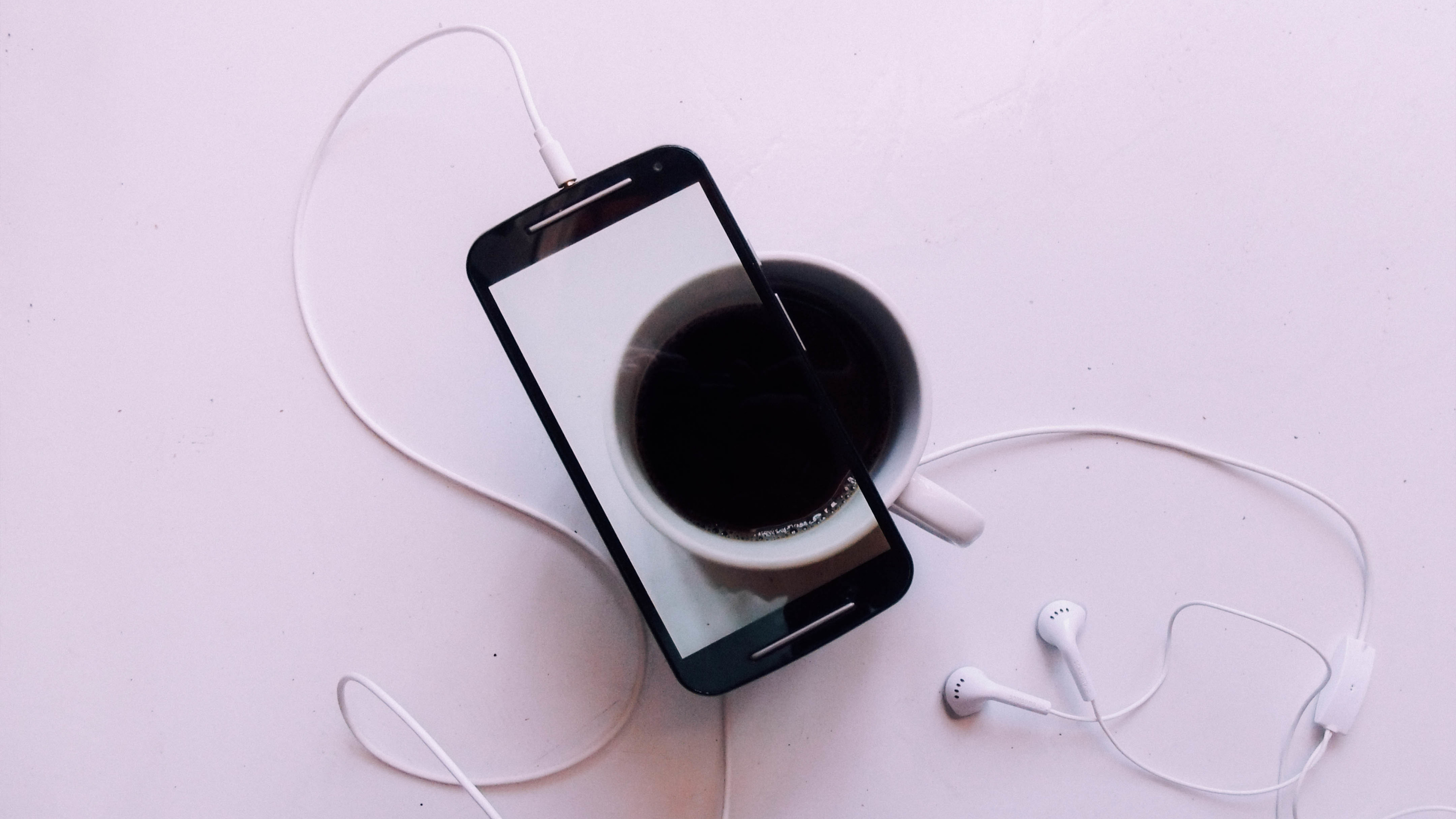 Weißes Iphone 5 c Auf Weißem Tisch. Wallpaper in 3840x2160 Resolution