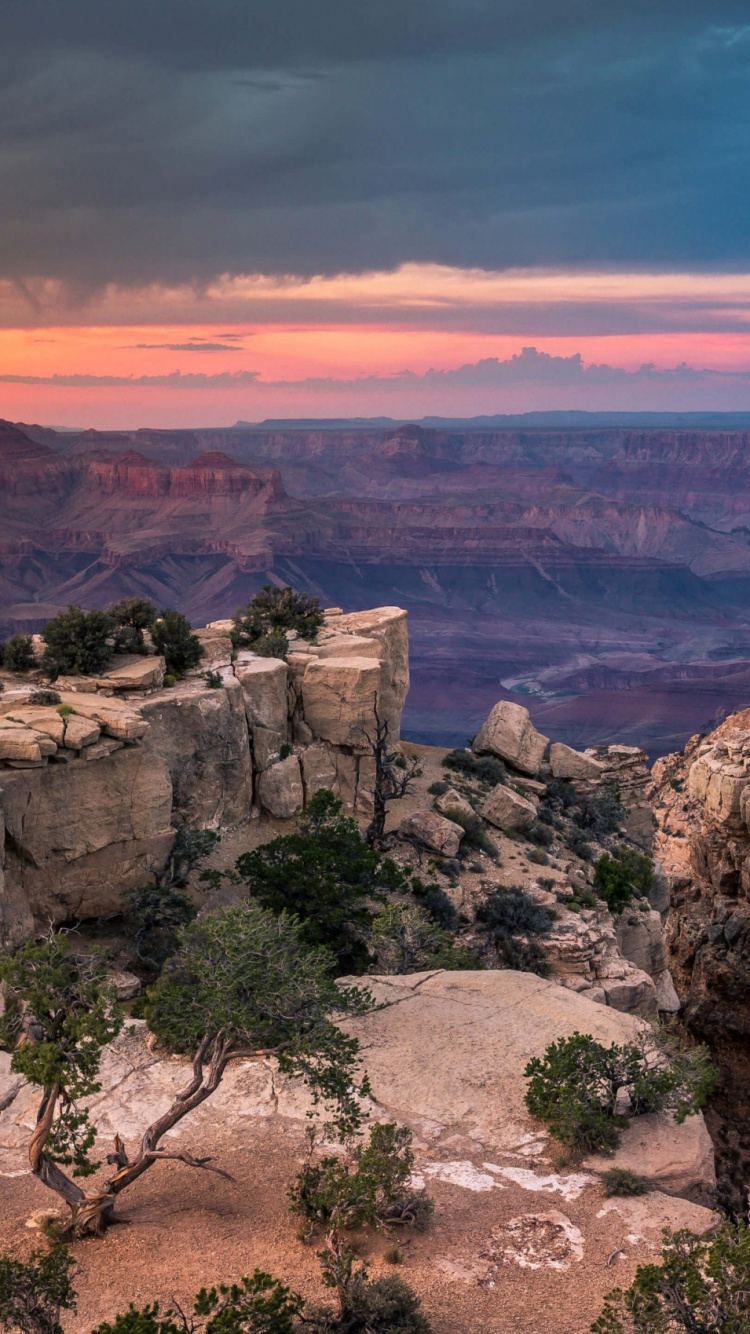 Montaña Rocosa Marrón Bajo un Cielo Azul Durante el Día. Wallpaper in 750x1334 Resolution