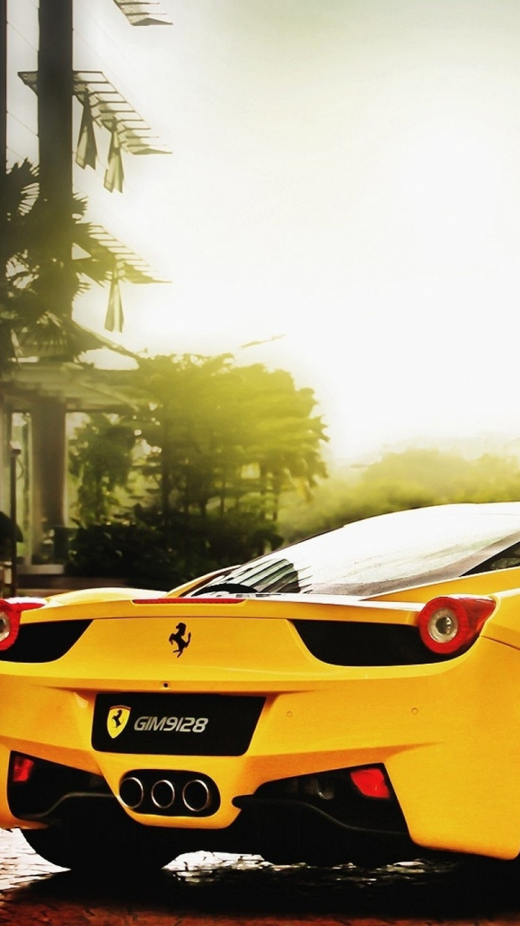 Lamborghini Aventador Jaune Garée Dans la Rue Pendant la Journée. Wallpaper in 750x1334 Resolution