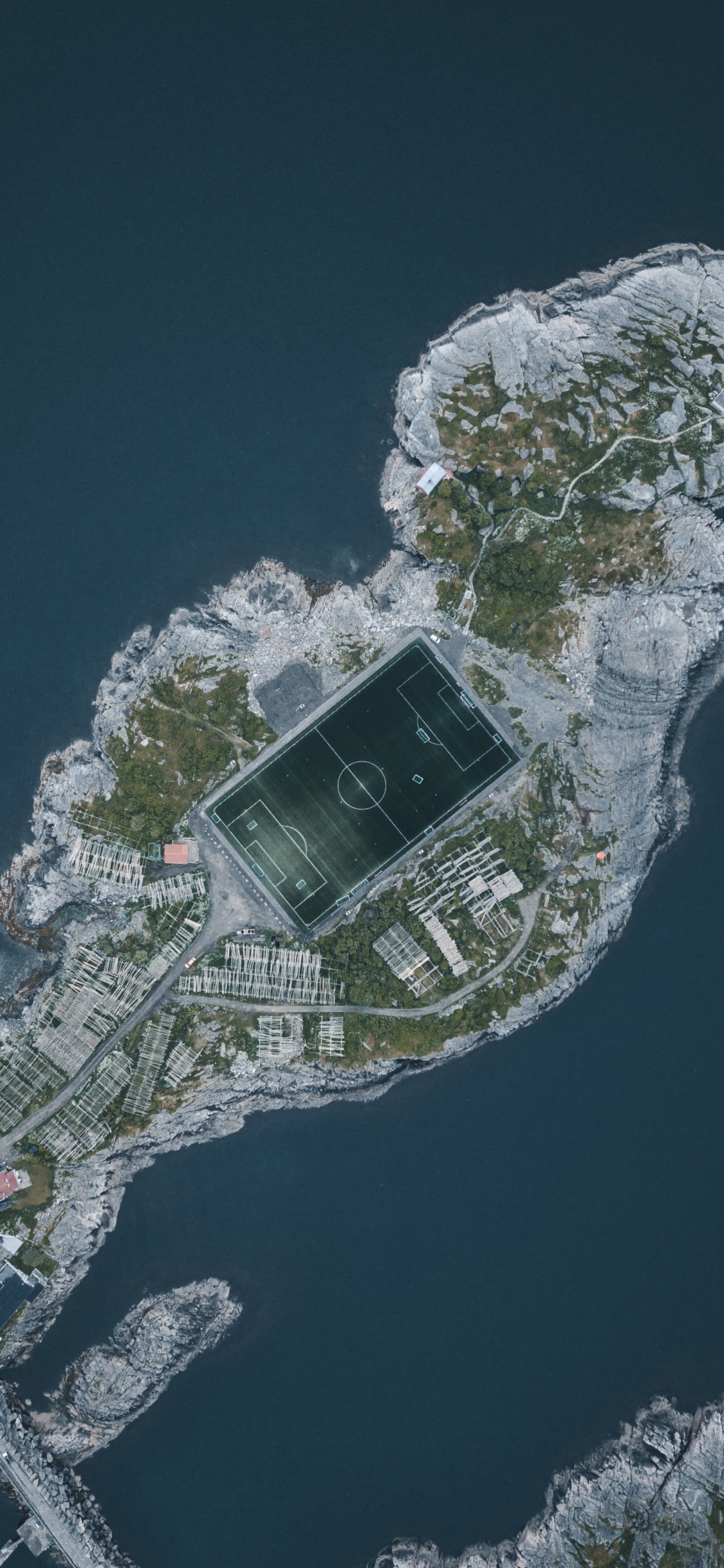 Luftaufnahme Von Stadtgebäuden in Der Nähe Von Gewässern Tagsüber. Wallpaper in 1125x2436 Resolution