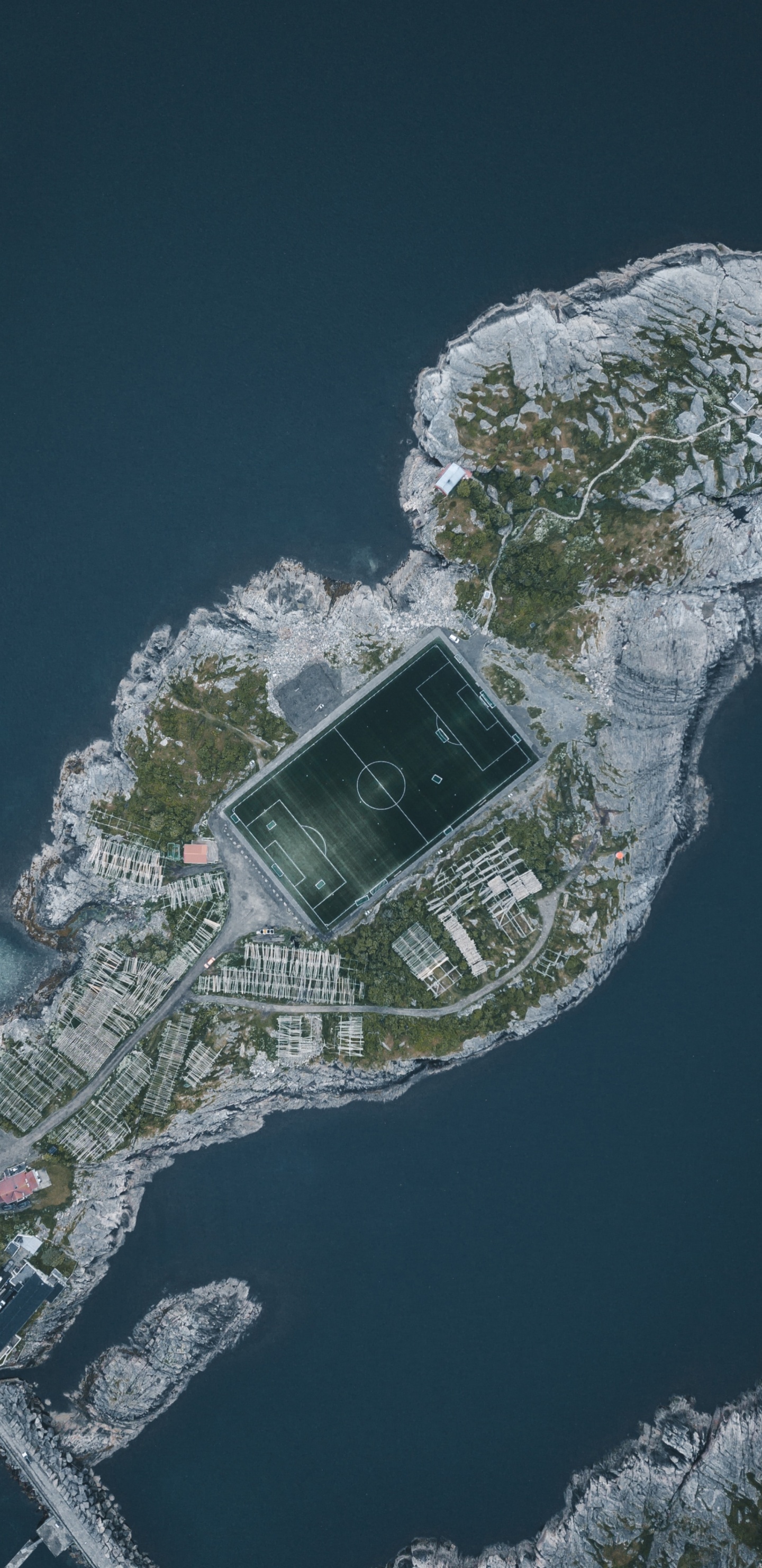 Vista Aérea de Los Edificios de la Ciudad Cerca Del Cuerpo de Agua Durante el Día.. Wallpaper in 1440x2960 Resolution