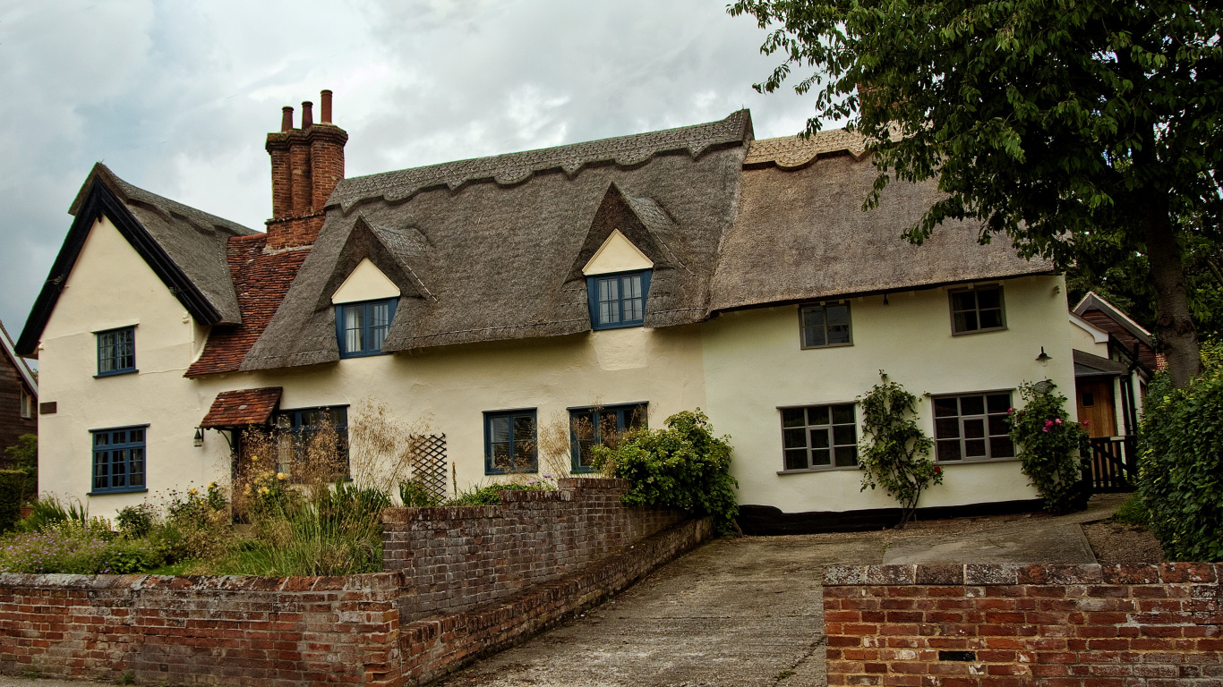 Weißes Und Braunes Betonhaus Unter Weißen Wolken Tagsüber. Wallpaper in 1366x768 Resolution