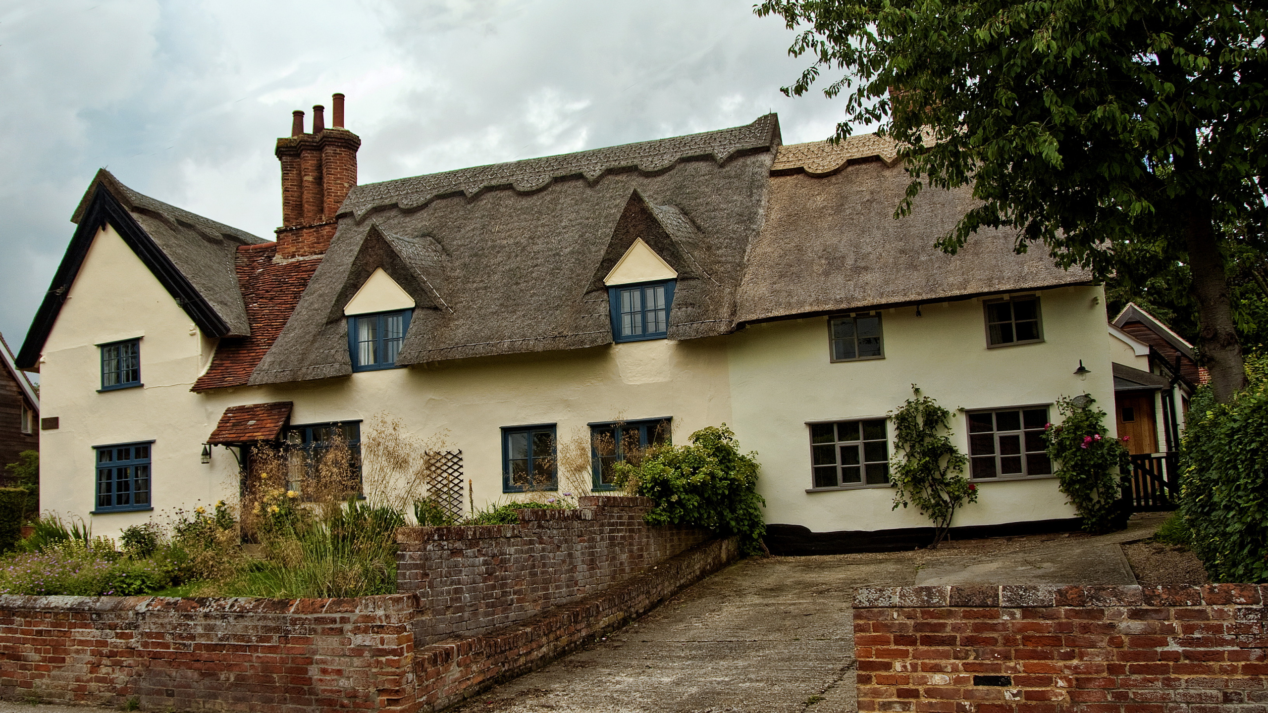 Maison en Béton Blanc et Marron Sous Des Nuages Blancs Pendant la Journée. Wallpaper in 2560x1440 Resolution