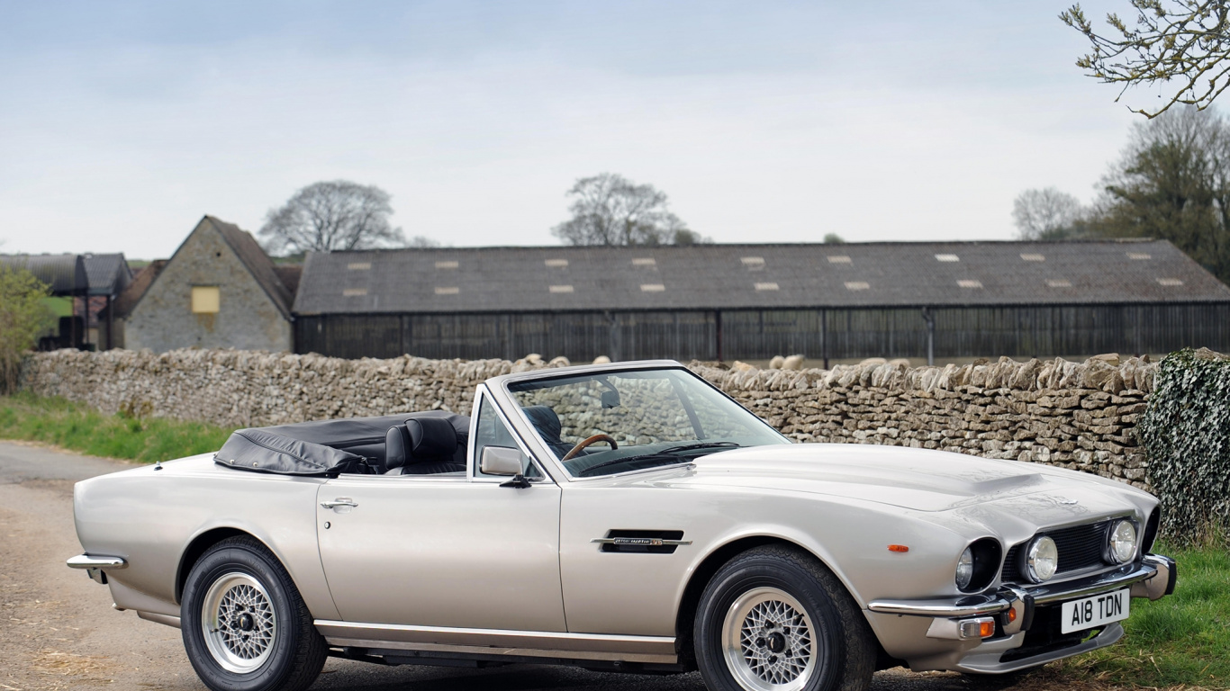 Coche Convertible Blanco en la Carretera Durante el Día. Wallpaper in 1366x768 Resolution