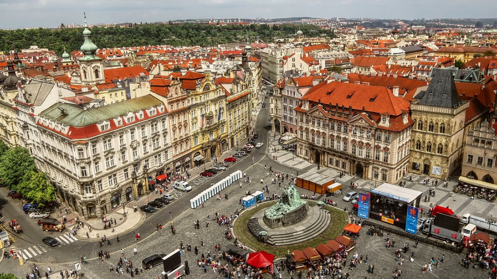 Personnes Marchant Dans la Rue Près Des Bâtiments Pendant la Journée. Wallpaper in 1920x1080 Resolution