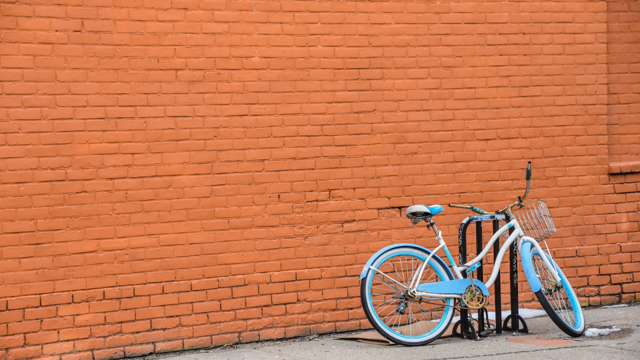 Bicicleta de Ciudad Azul Estacionada Junto a la Pared de Ladrillo Marrón. Wallpaper in 1280x720 Resolution