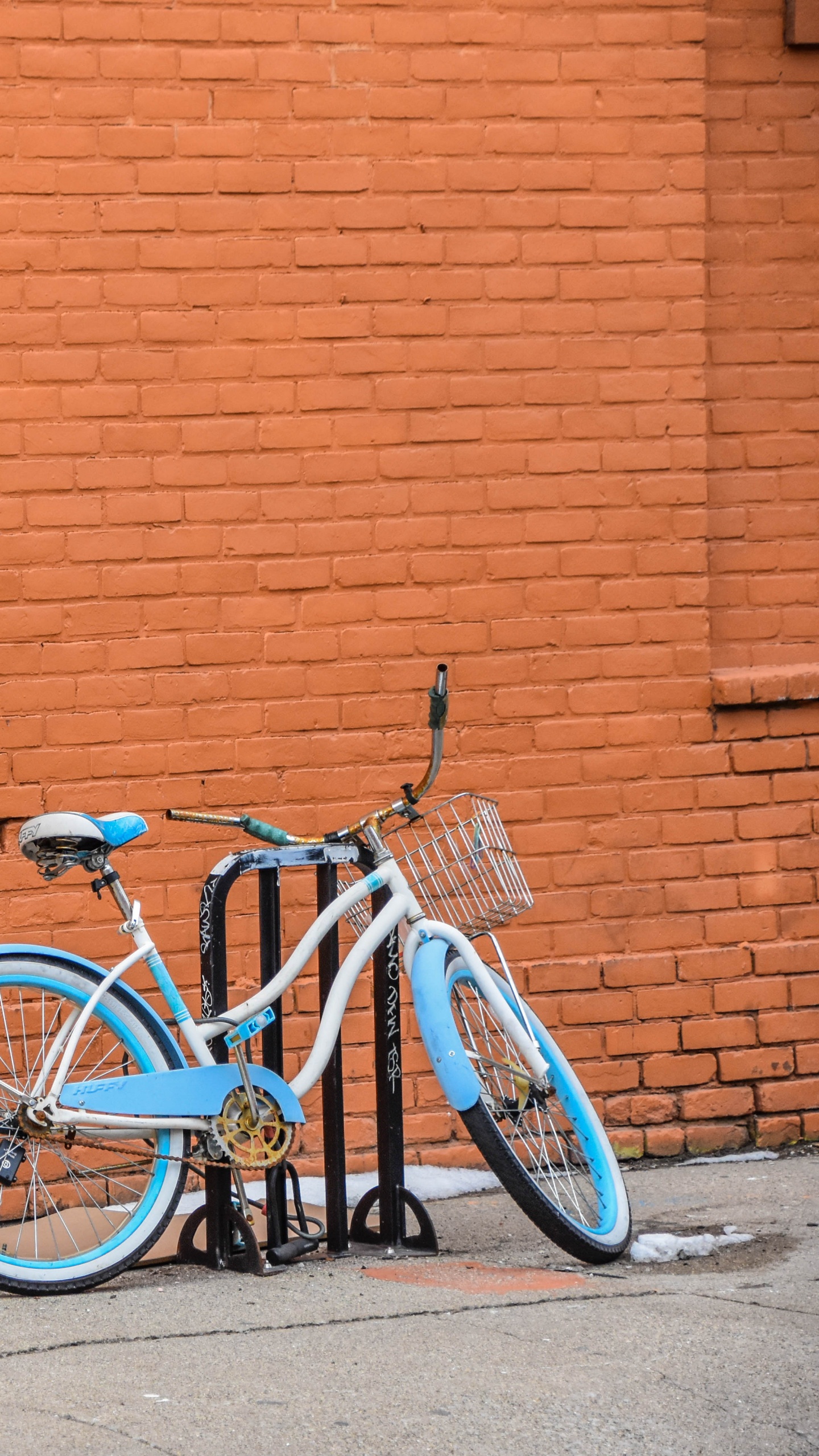 Bicicleta de Ciudad Azul Estacionada Junto a la Pared de Ladrillo Marrón. Wallpaper in 1440x2560 Resolution