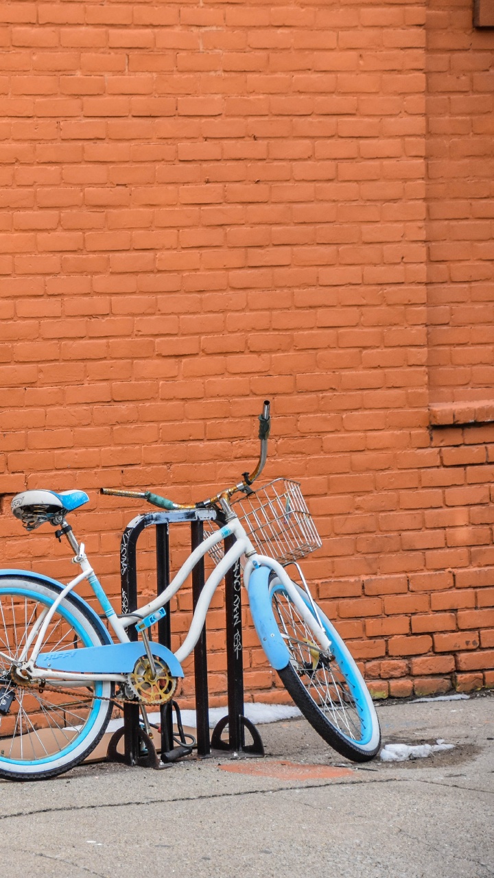 Bicicleta de Ciudad Azul Estacionada Junto a la Pared de Ladrillo Marrón. Wallpaper in 720x1280 Resolution