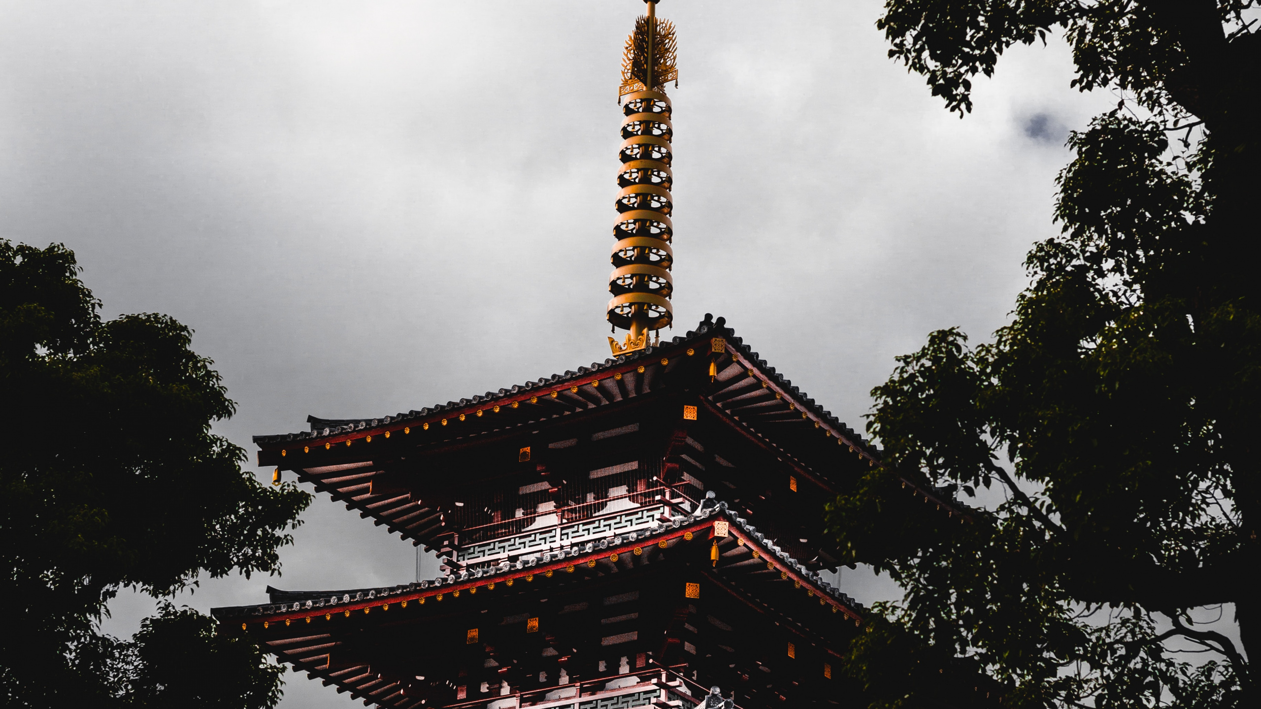 Templo Pagoda Roja y Negra. Wallpaper in 2560x1440 Resolution