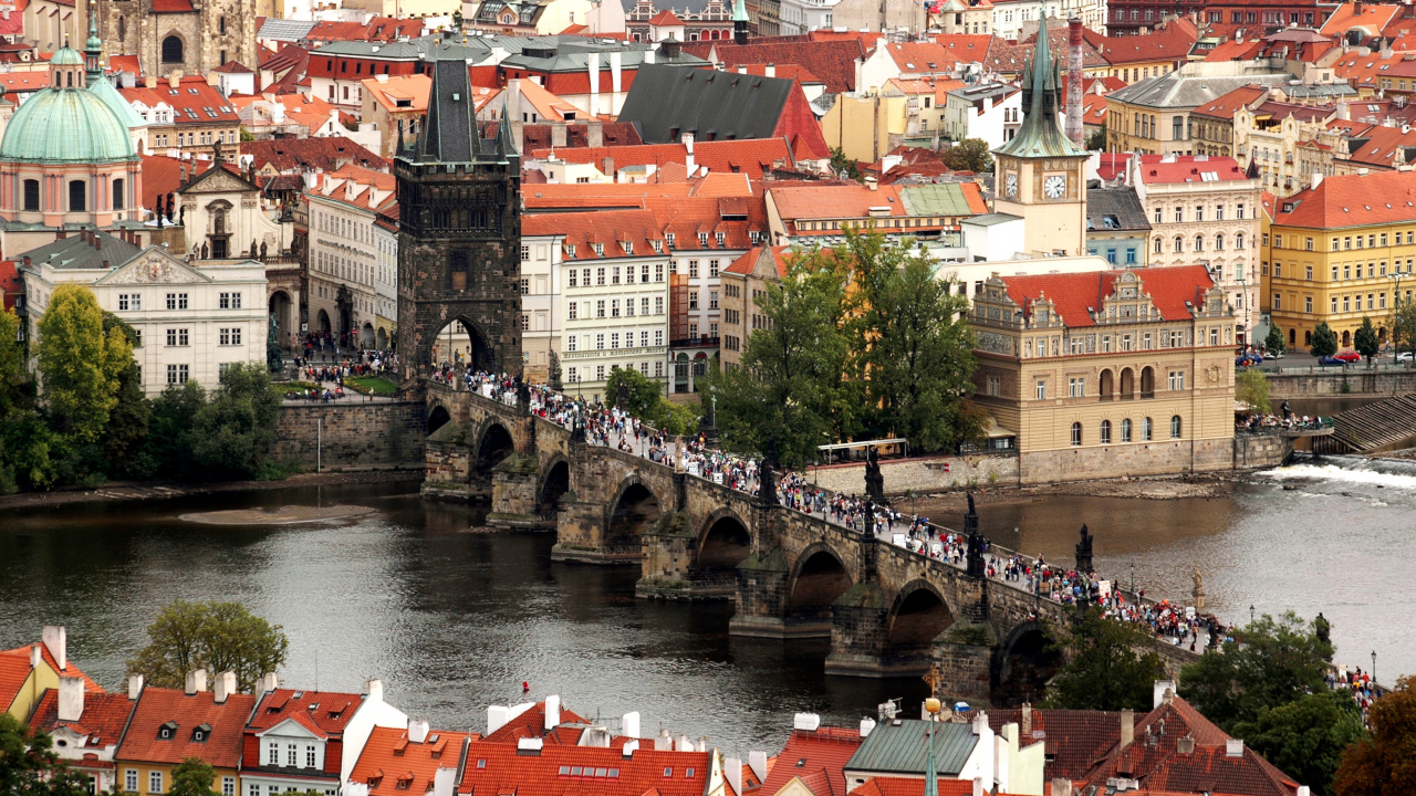 Red and White Concrete Building Near River During Daytime. Wallpaper in 1280x720 Resolution