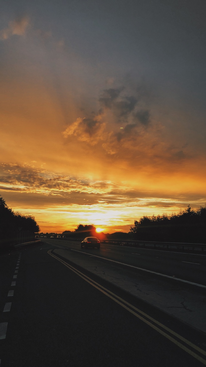 Silhouette Von Bäumen Bei Sonnenuntergang. Wallpaper in 720x1280 Resolution