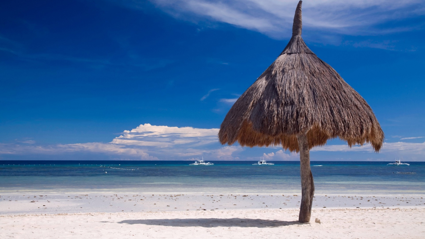 Parasol Marron Sur la Plage de Sable Blanc Pendant la Journée. Wallpaper in 1366x768 Resolution